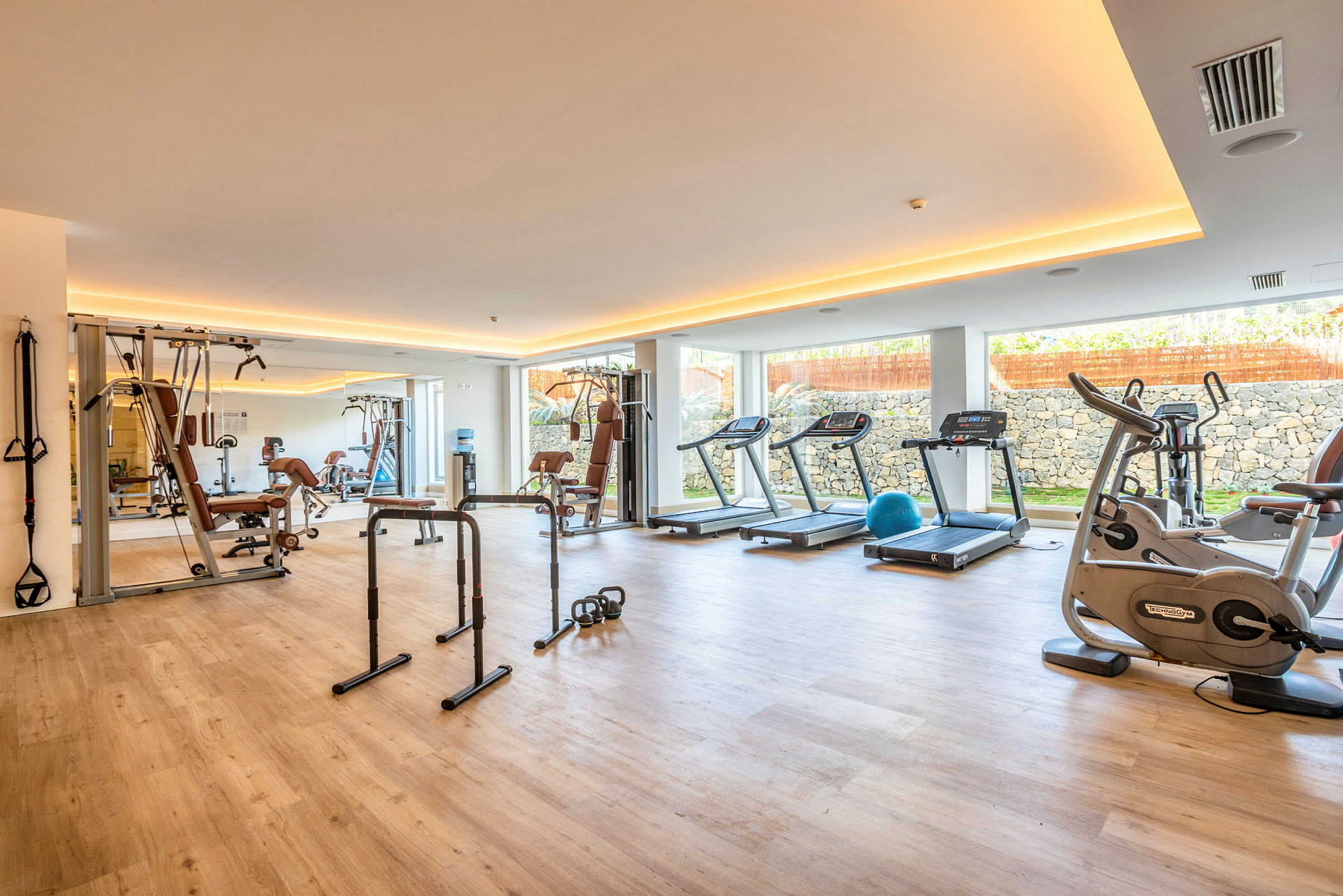 Gym med träningsutrustning, såsom löpband och styrketräningsmaskiner. (AI-genererad text)