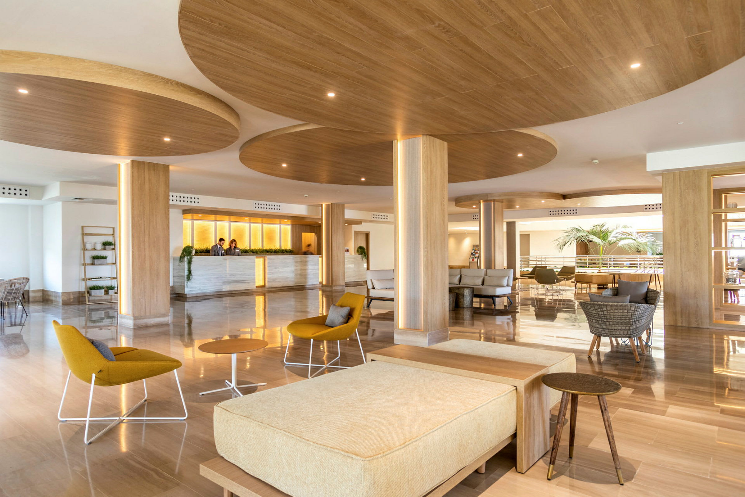 Hotelllobby med modern inredning inklusive sittmöbler och receptionsdisk. (AI-genererad text)