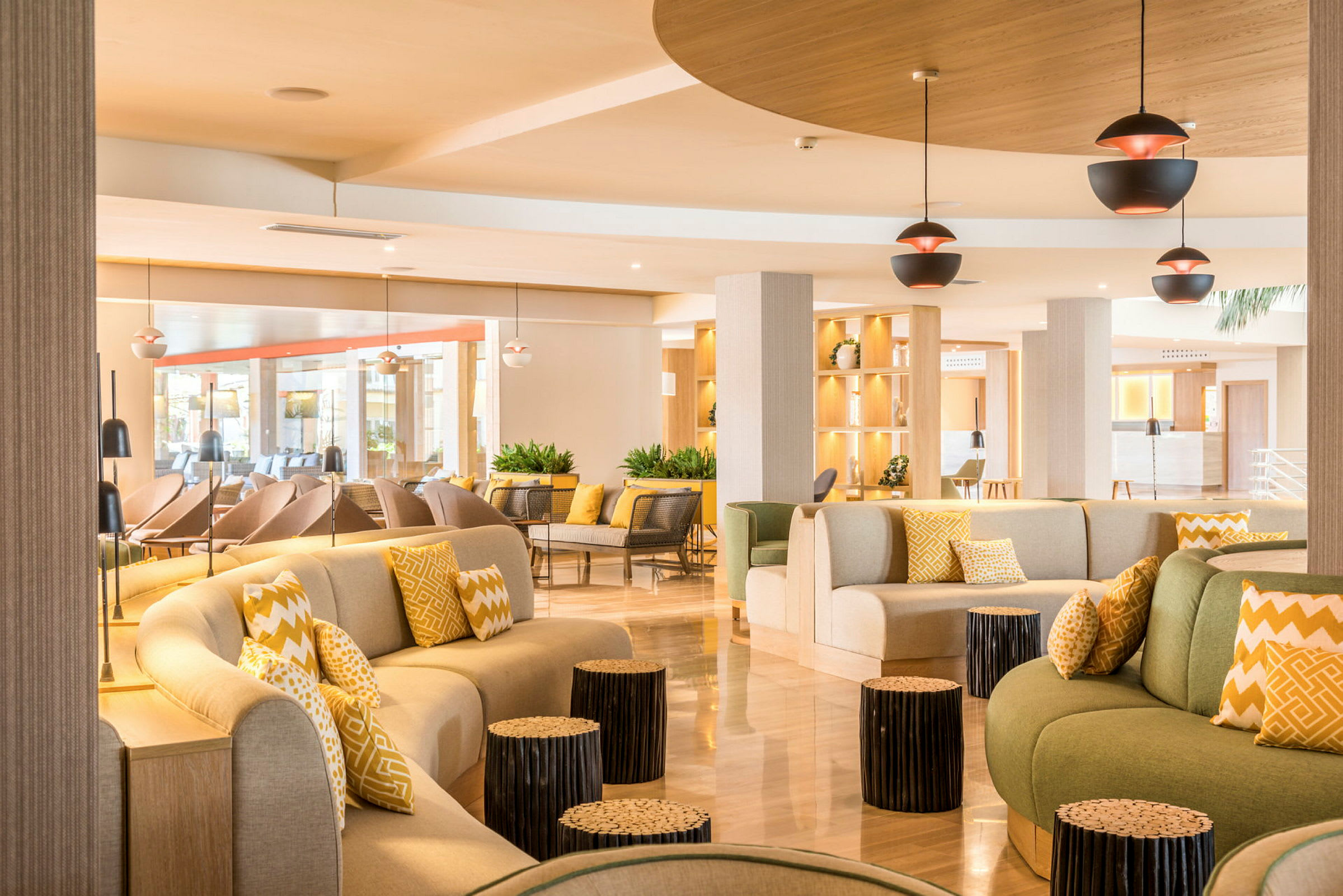 Interiör av en väl upplyst hotellobby med moderna sittmöbler och dekorativa kuddar. (AI-genererad text)