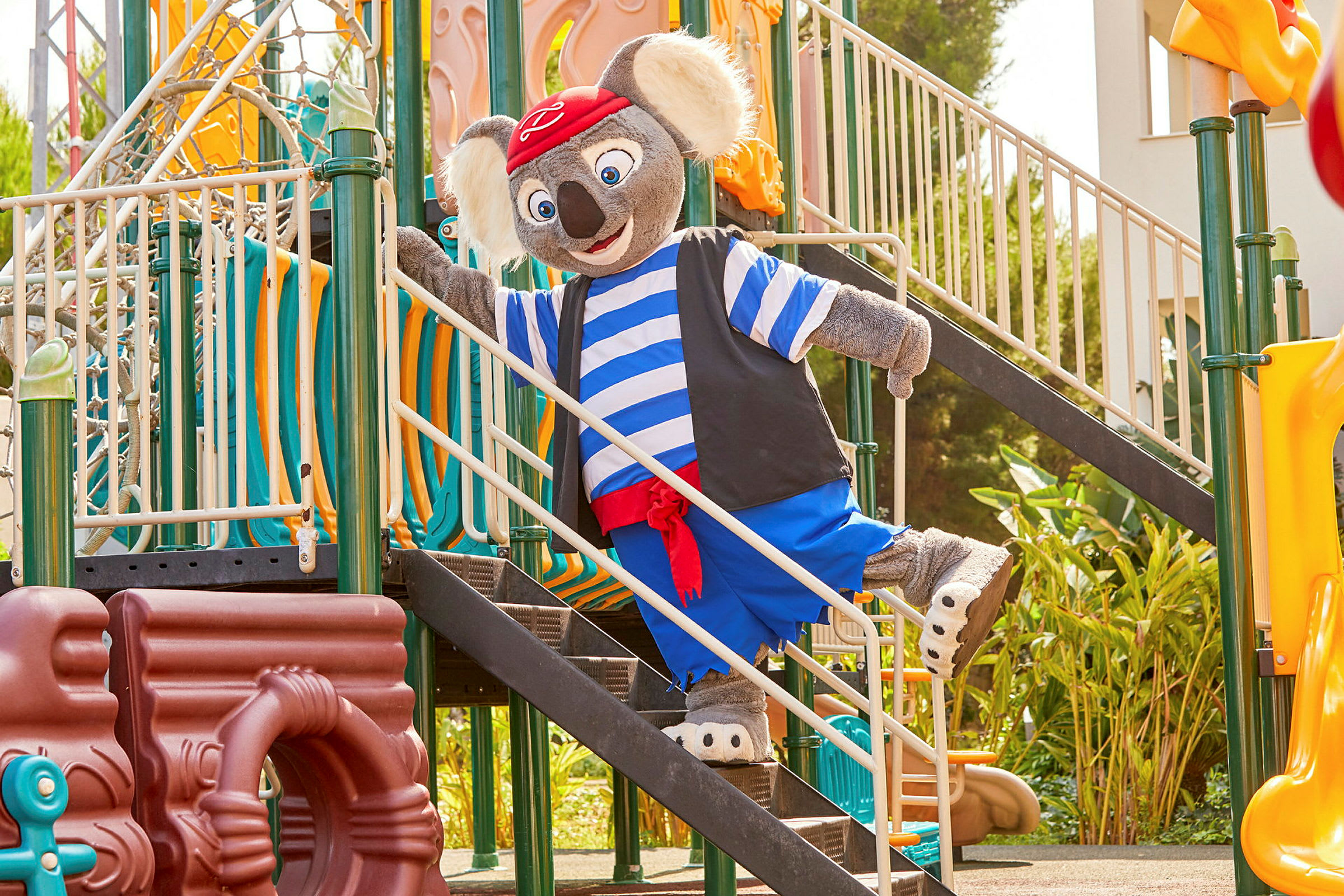 En koala-maskot i piratkläder står på en lekplats. (AI-genererad text)