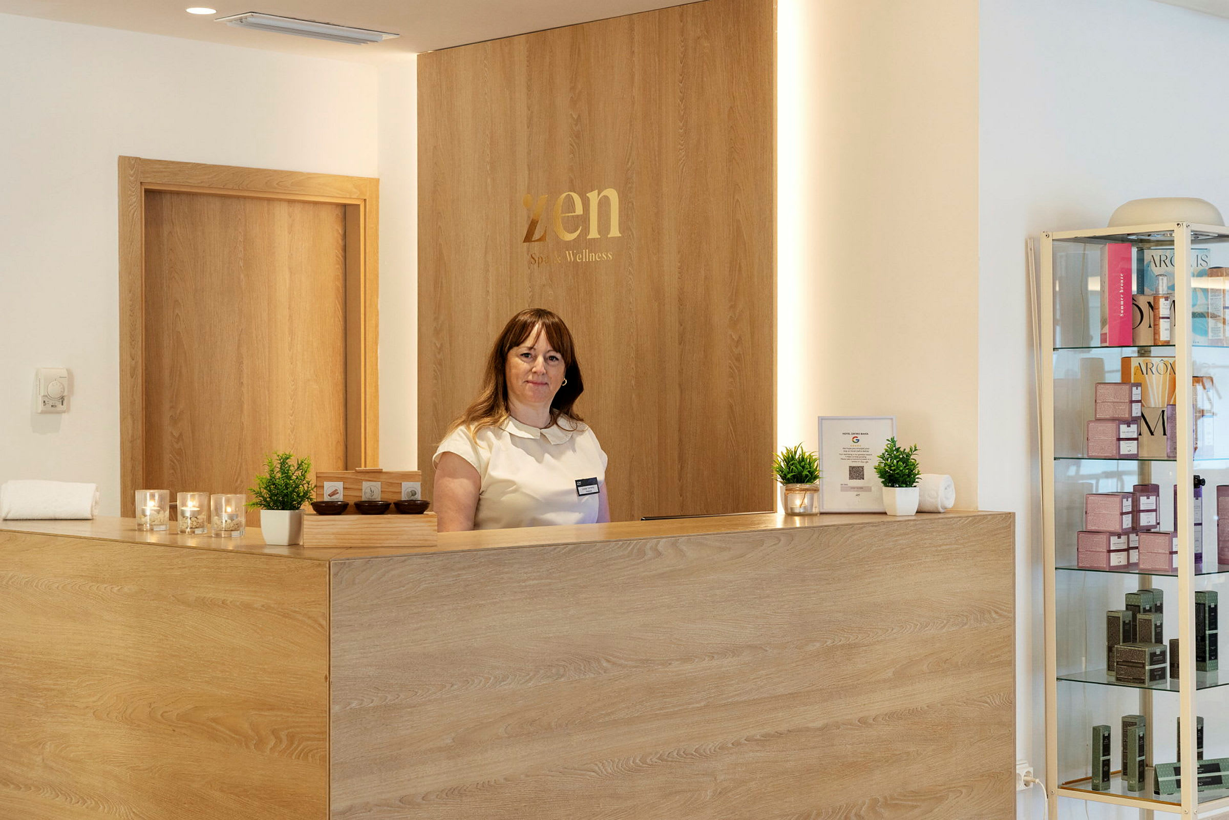 Receptionen på ett spa med en medarbetare som står bakom disken. (AI-genererad text)