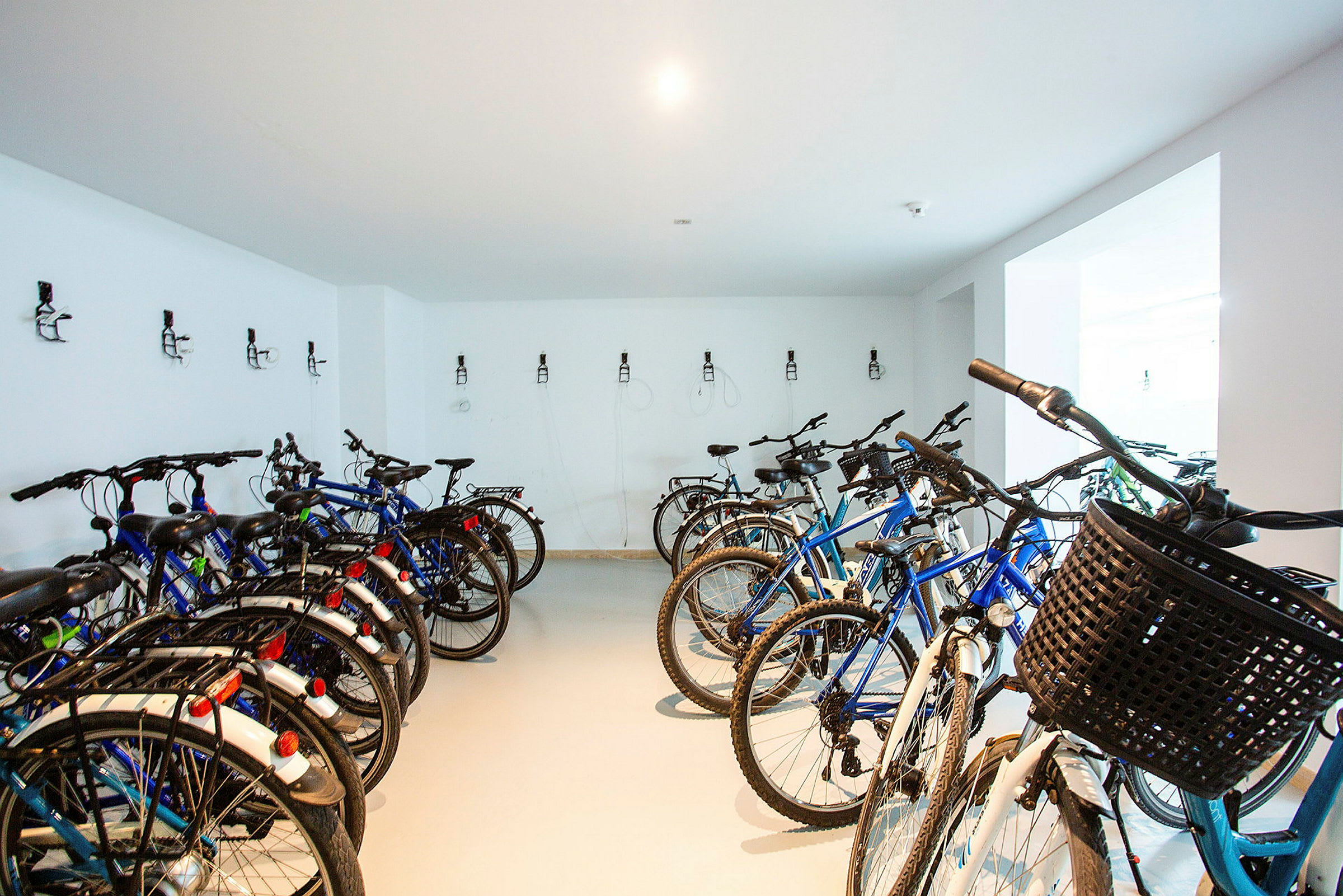 Cyklar i en förvaringslokal. (AI-genererad text)