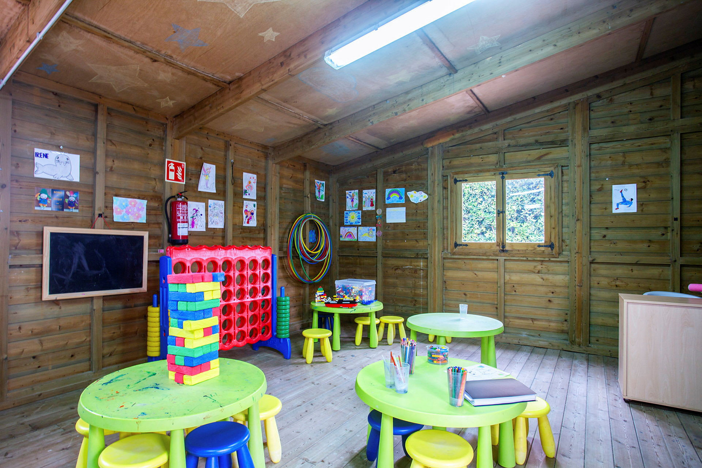 Bild av ett lekrum med barnmöbler och pedagogiskt material. (AI-genererad text)