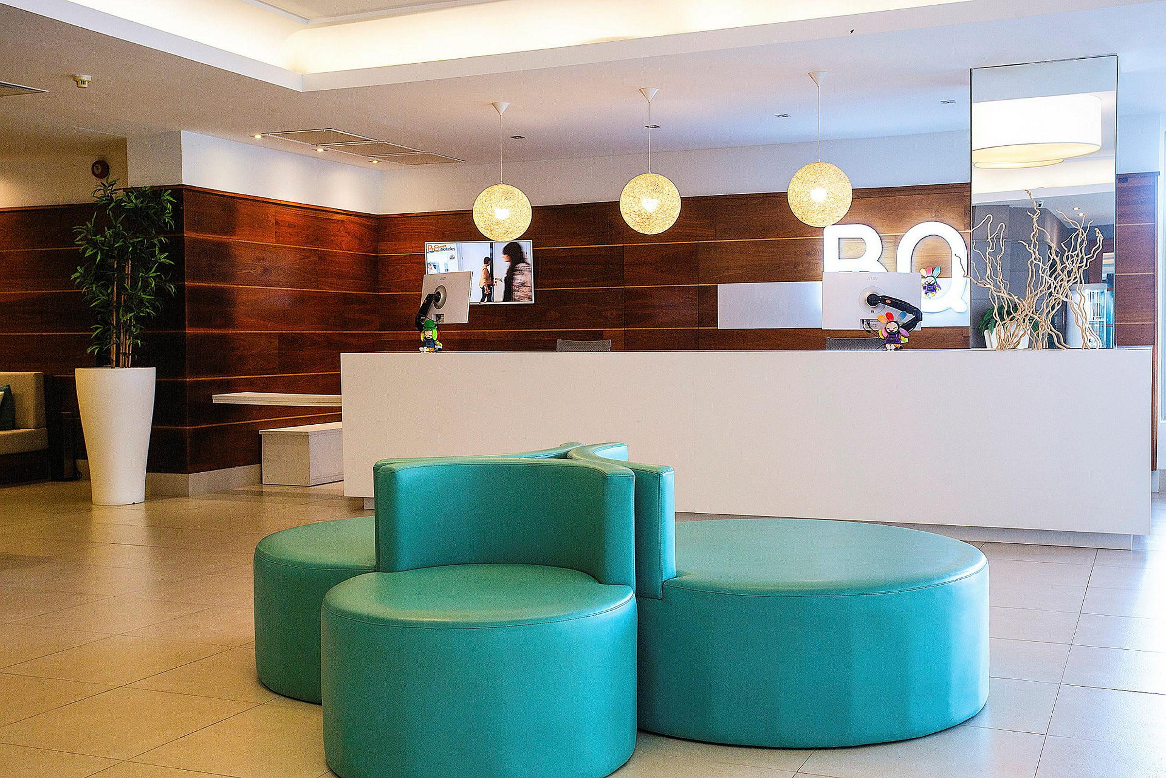 Hotellreception med vit disk och modern design. (AI-genererad text)