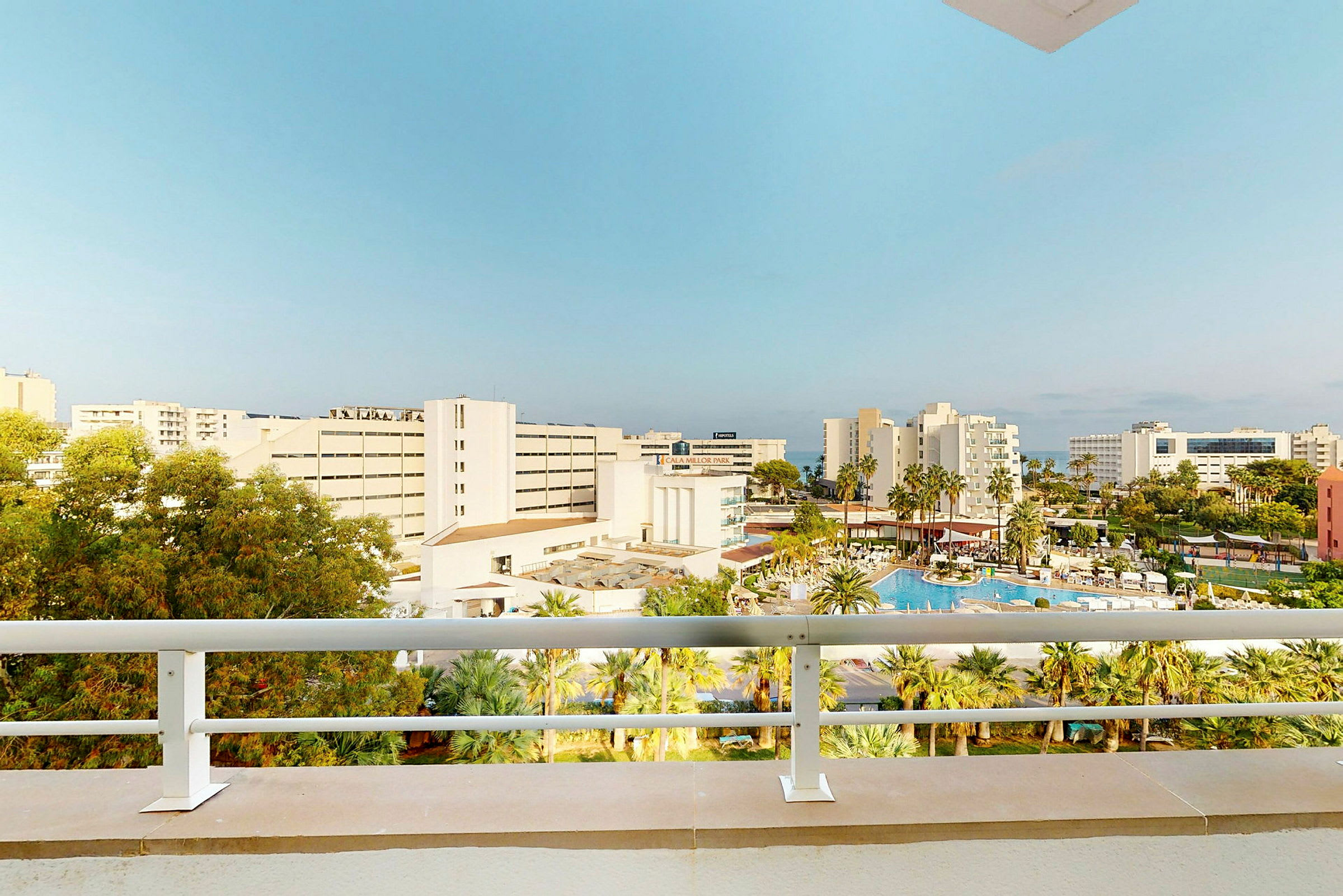 Hotel och poolområde sett från en balkong. (AI-genererad text)