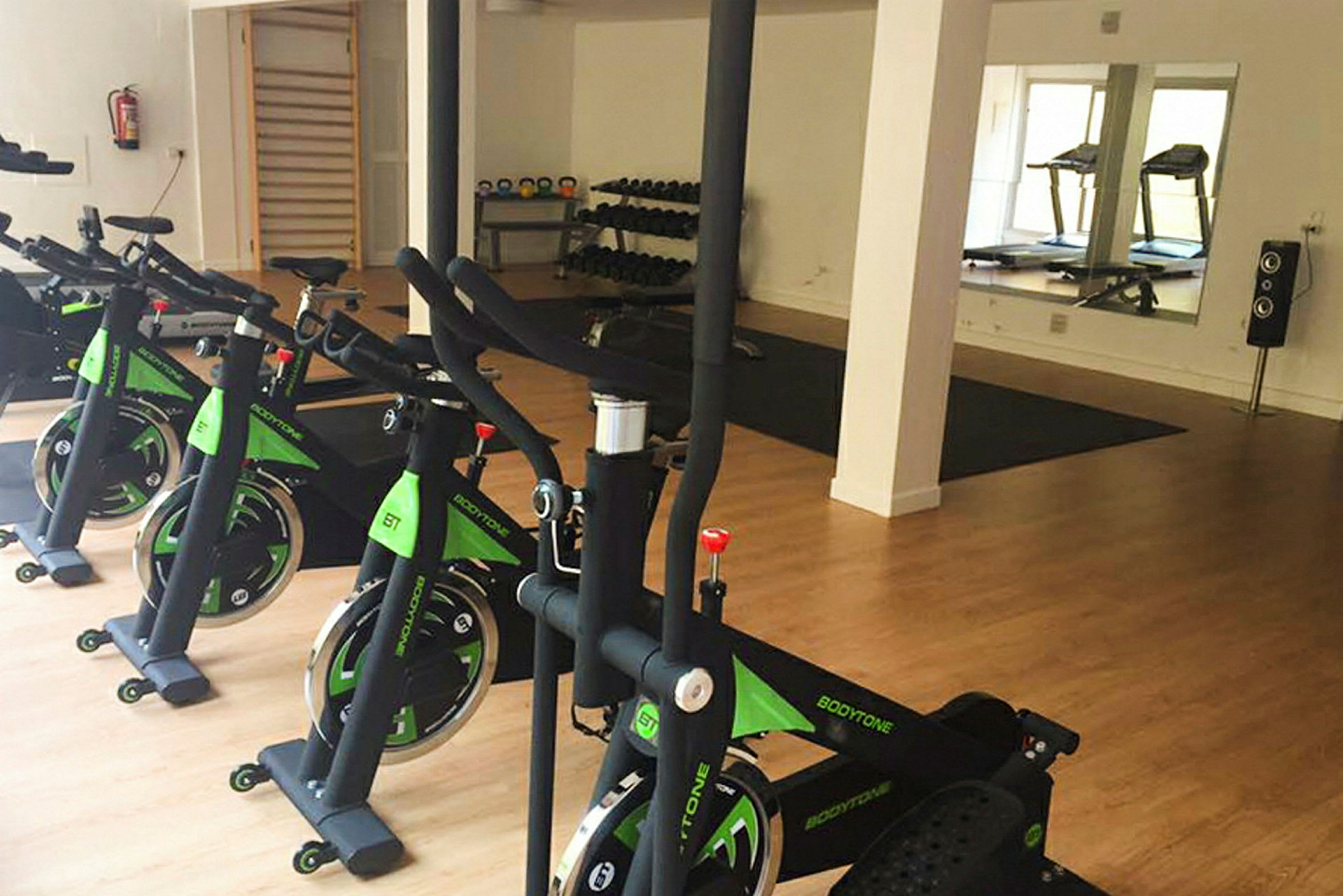 Ett gym med träningscyklar, vikter och löpband. (AI-genererad text)