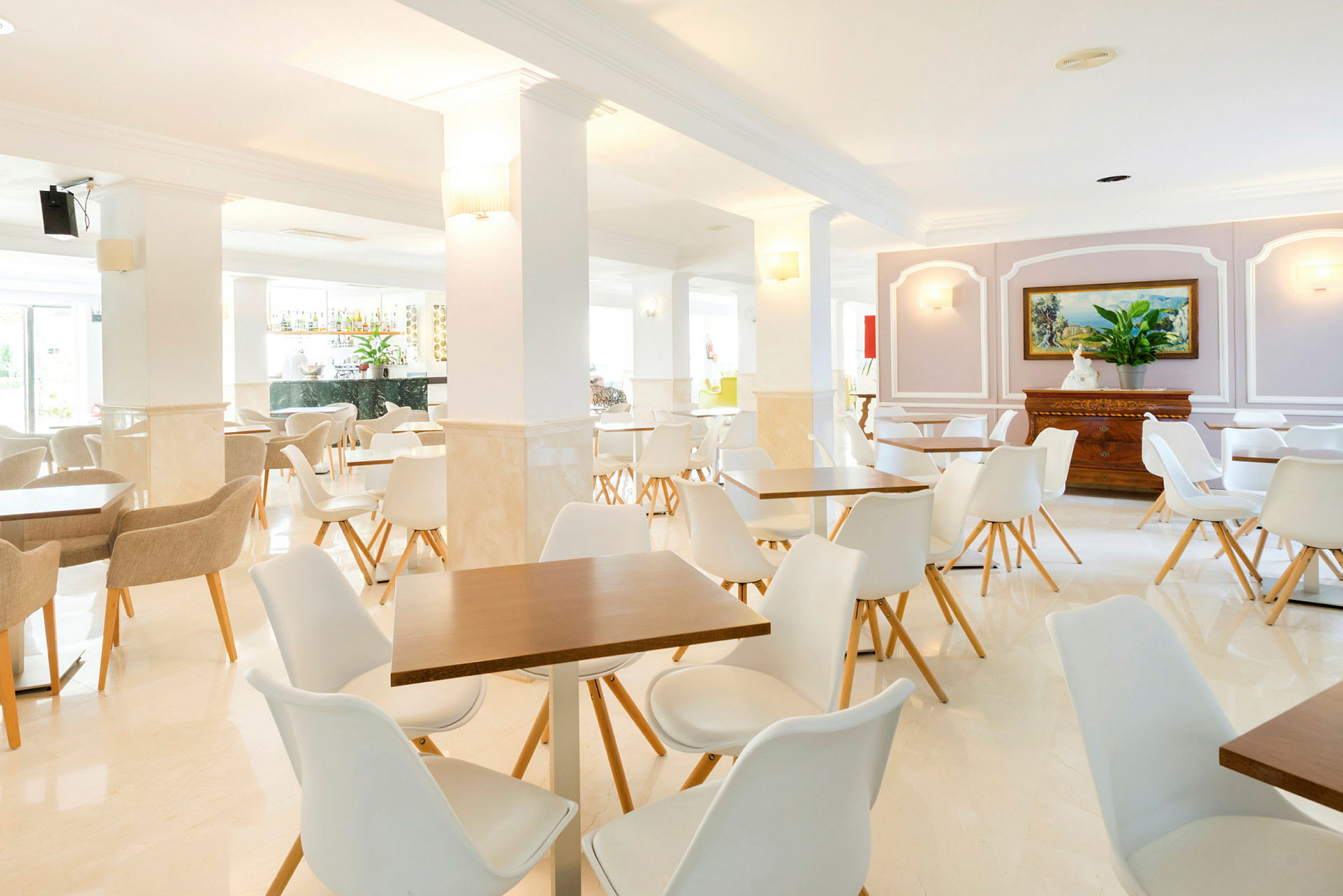 Ljust och elegant restaurangområde med vita stolar och träbord. (AI-genererad text)
