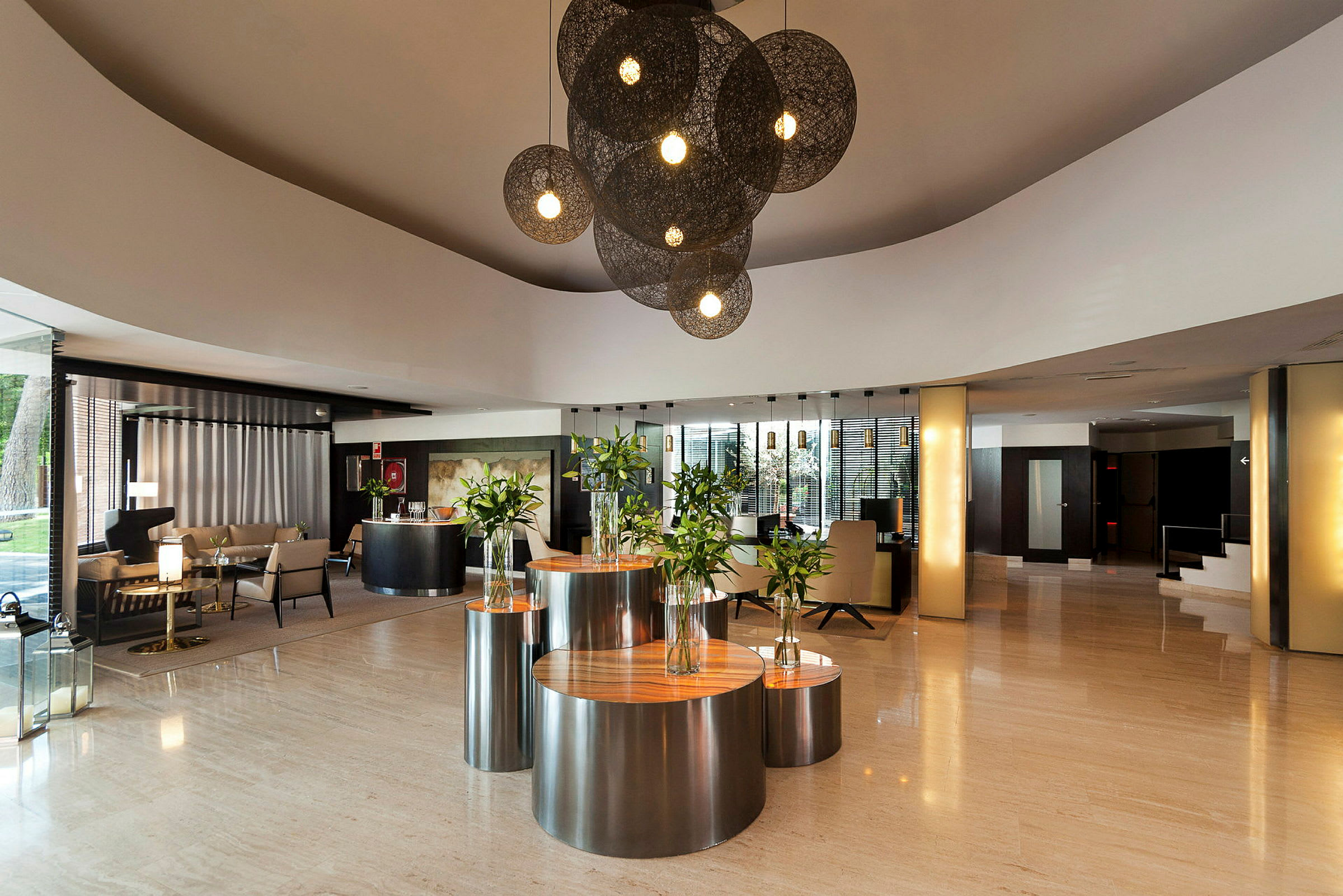 Hotellobby med elegant inredning, sittplatser och dekorationer. (AI-genererad text)