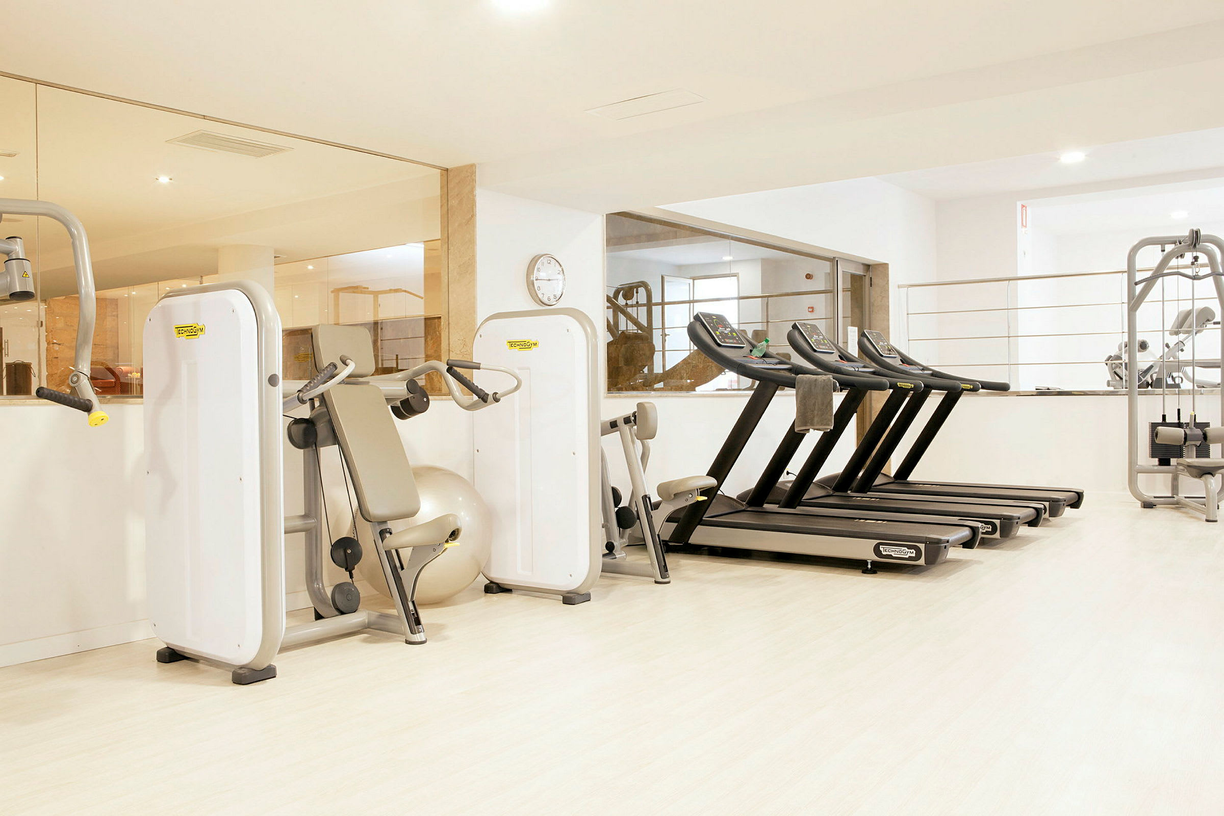 Ett gym med träningsmaskiner och löpband. (AI-genererad text)