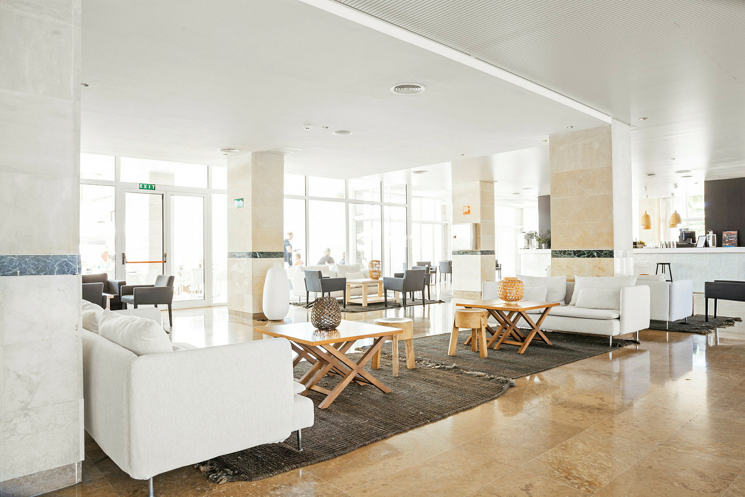 En elegant hotellobby med soffor och bord. (AI-genererad text)
