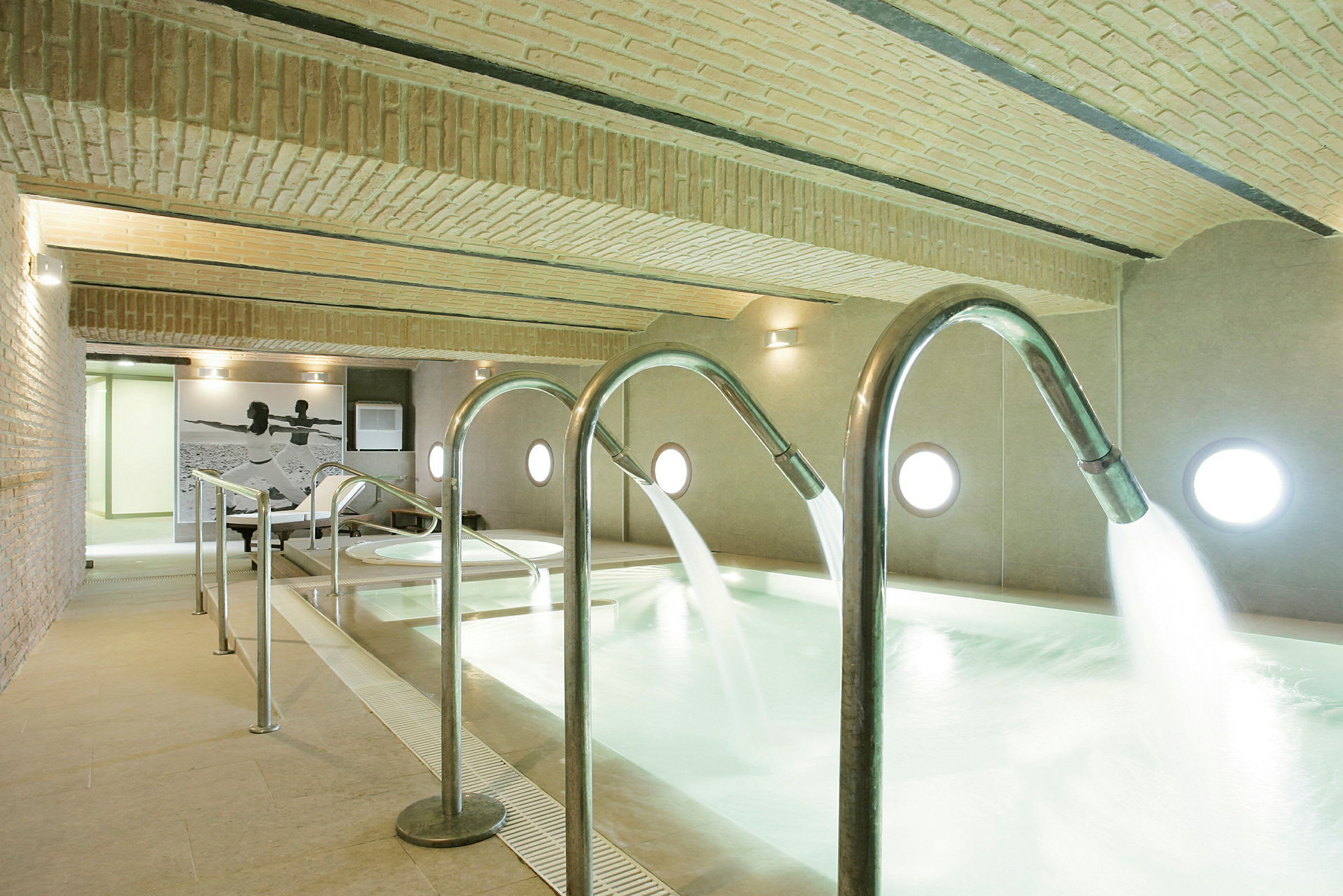 Inomhuspool med strålande vattenflöden från metallrör. (AI-genererad text)