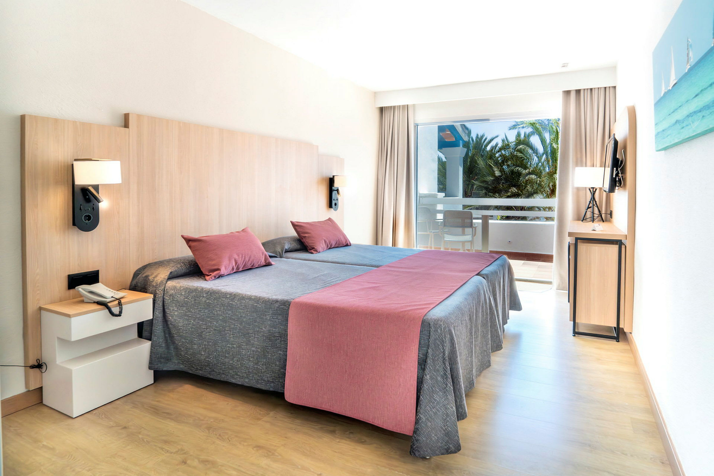 Ett hotellrum med två enkelsängar, en balkong och modern inredning. (AI-genererad text)