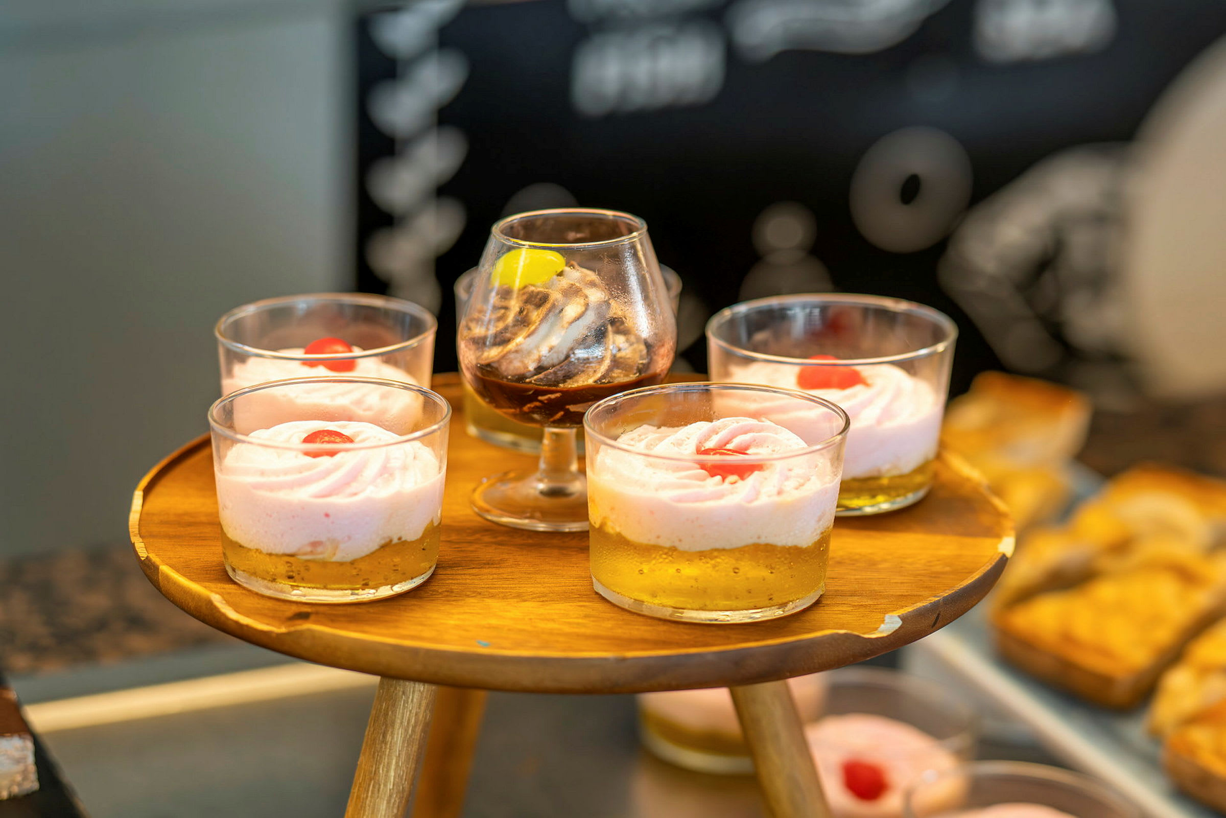 Dessertglas med mousse, toppade med röda bär. (AI-genererad text)