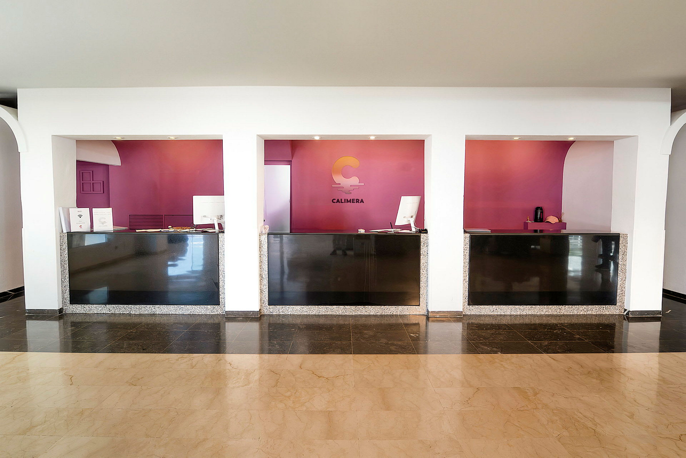 Reception med tre svarta diskar och rosa väggar. (AI-genererad text)