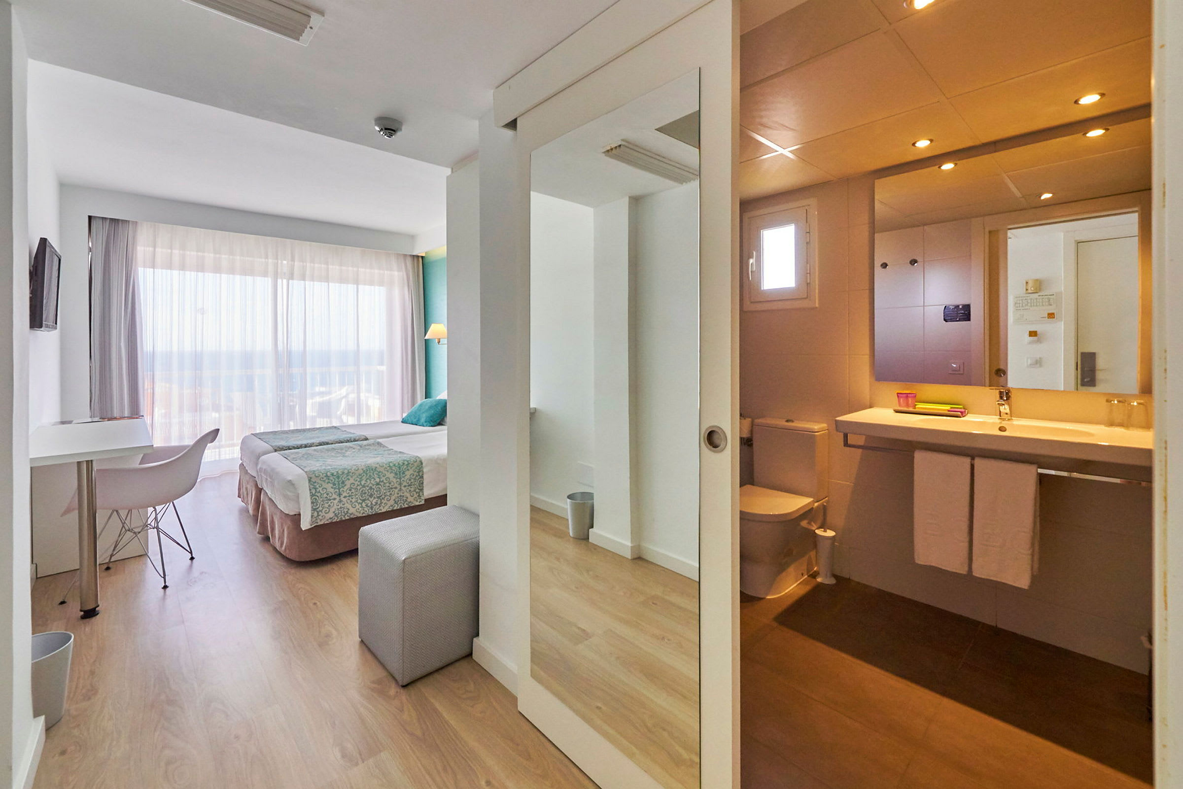 Hotellets rum med sovdel och badrum. (AI-genererad text)