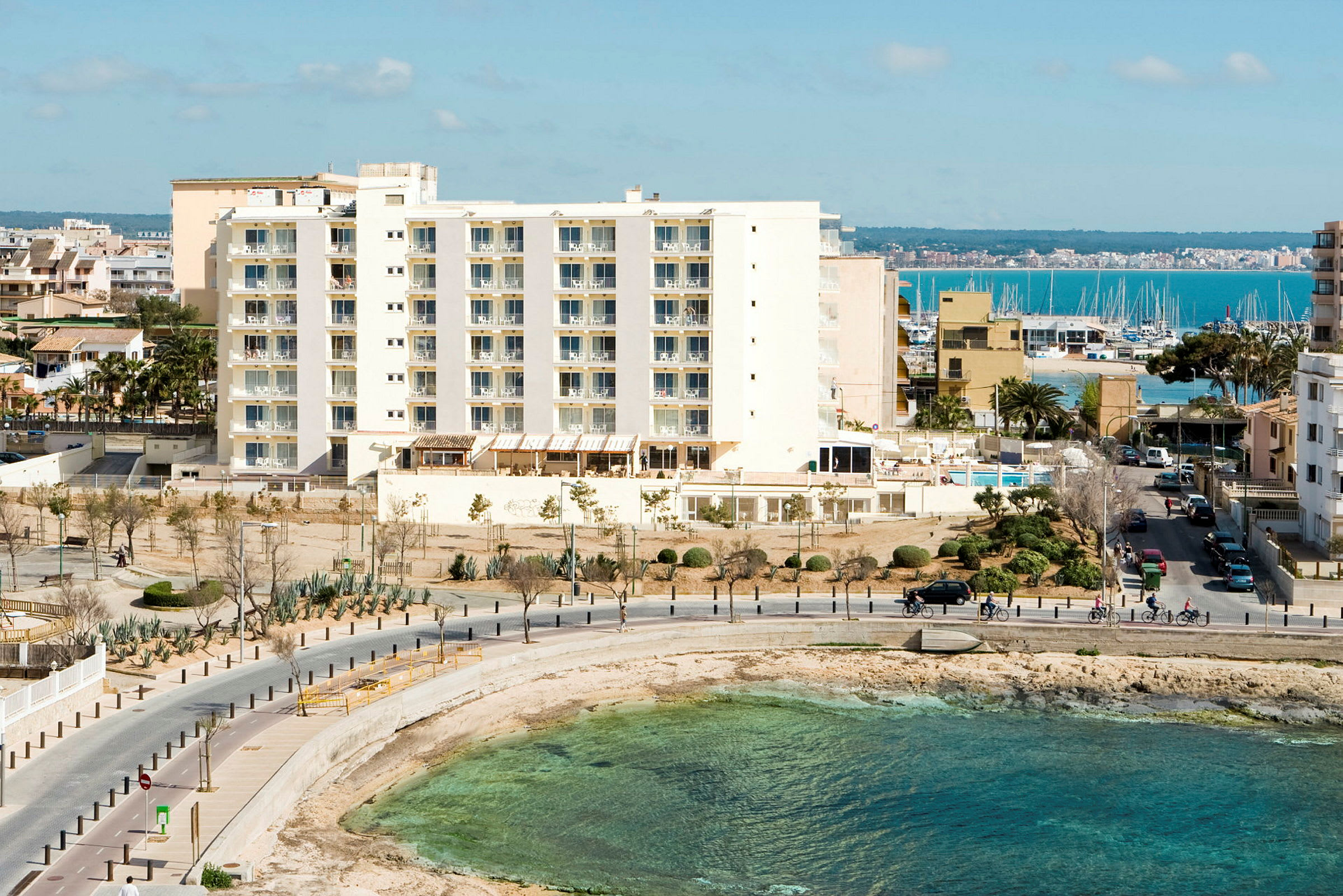 Ett hotell vid stranden med utsikt över havet. (AI-genererad text)
