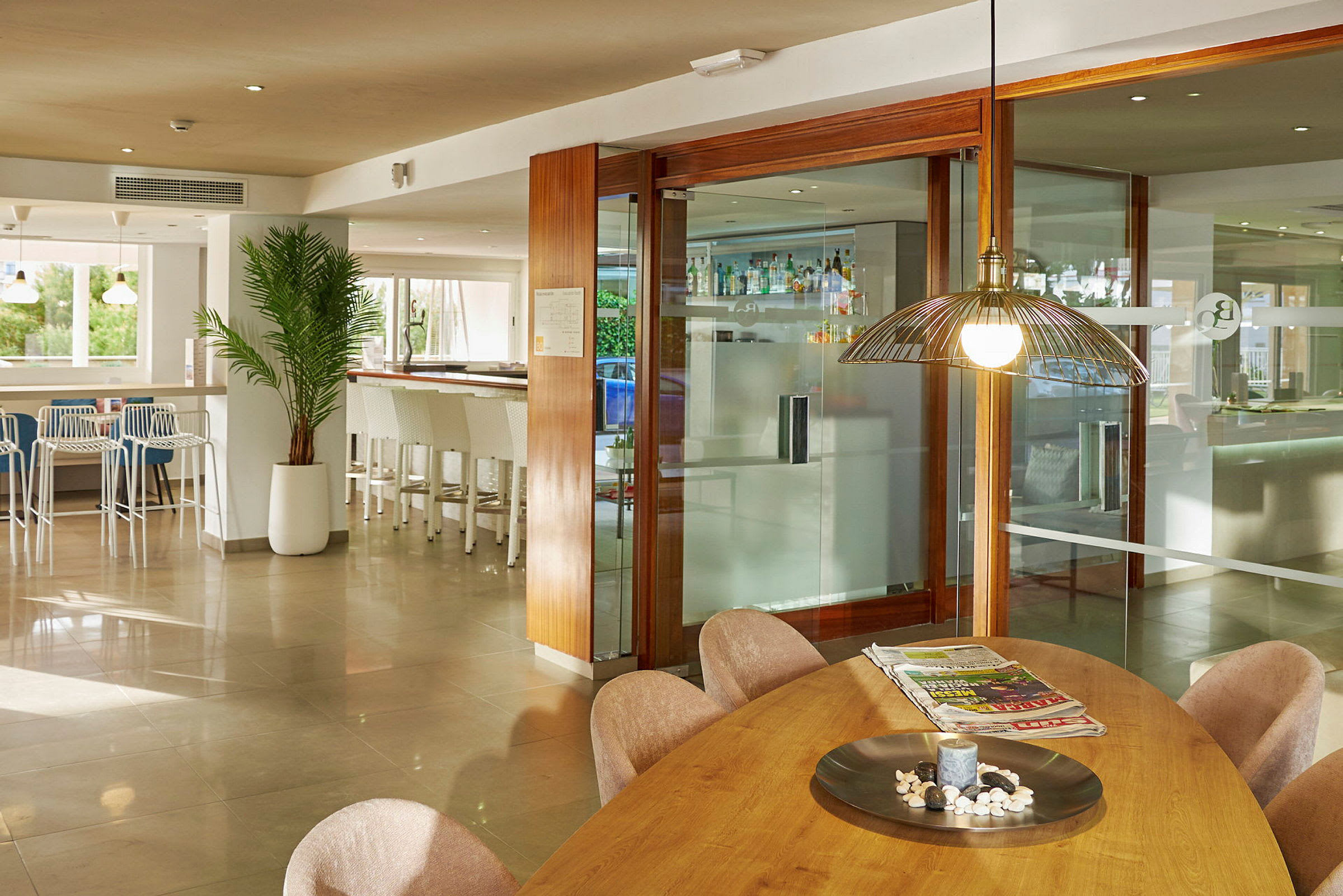 En elegant hotelllobby med bord, stolar och dekorativa detaljer. (AI-genererad text)