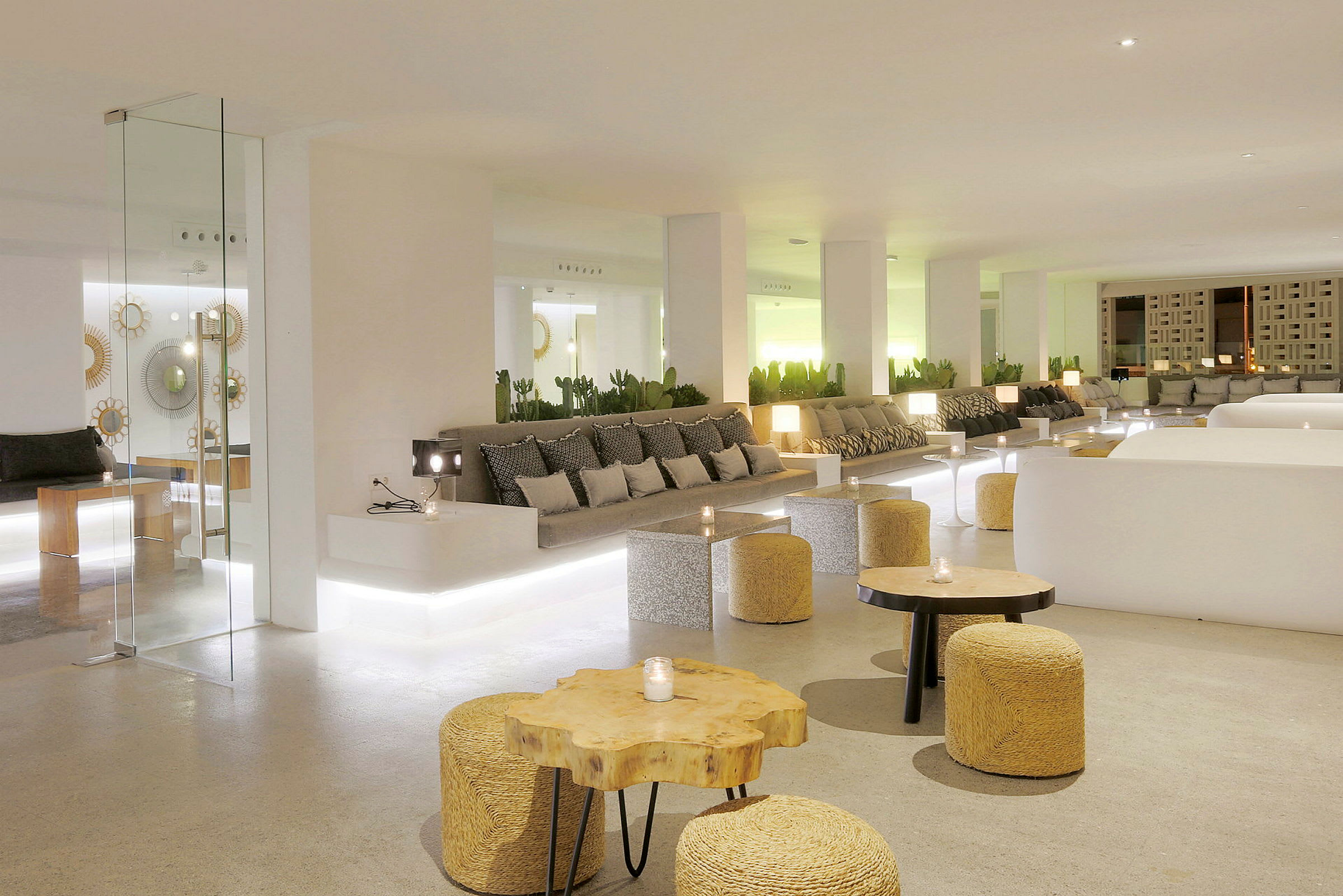 Interiör av en modern lounge med soffor, bord och lampor. (AI-genererad text)