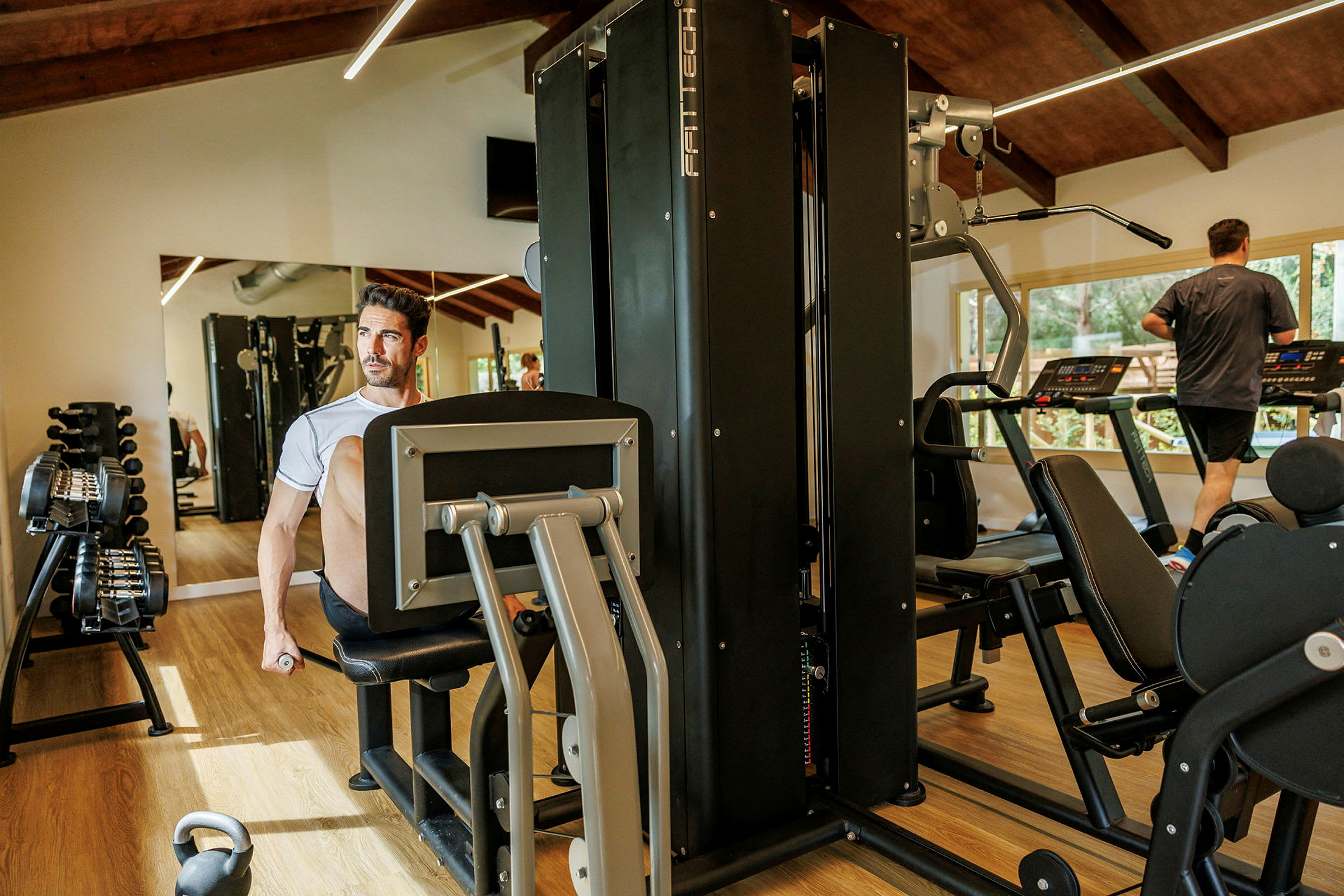 Ett gym med träningsmaskiner och hantlar. (AI-genererad text)
