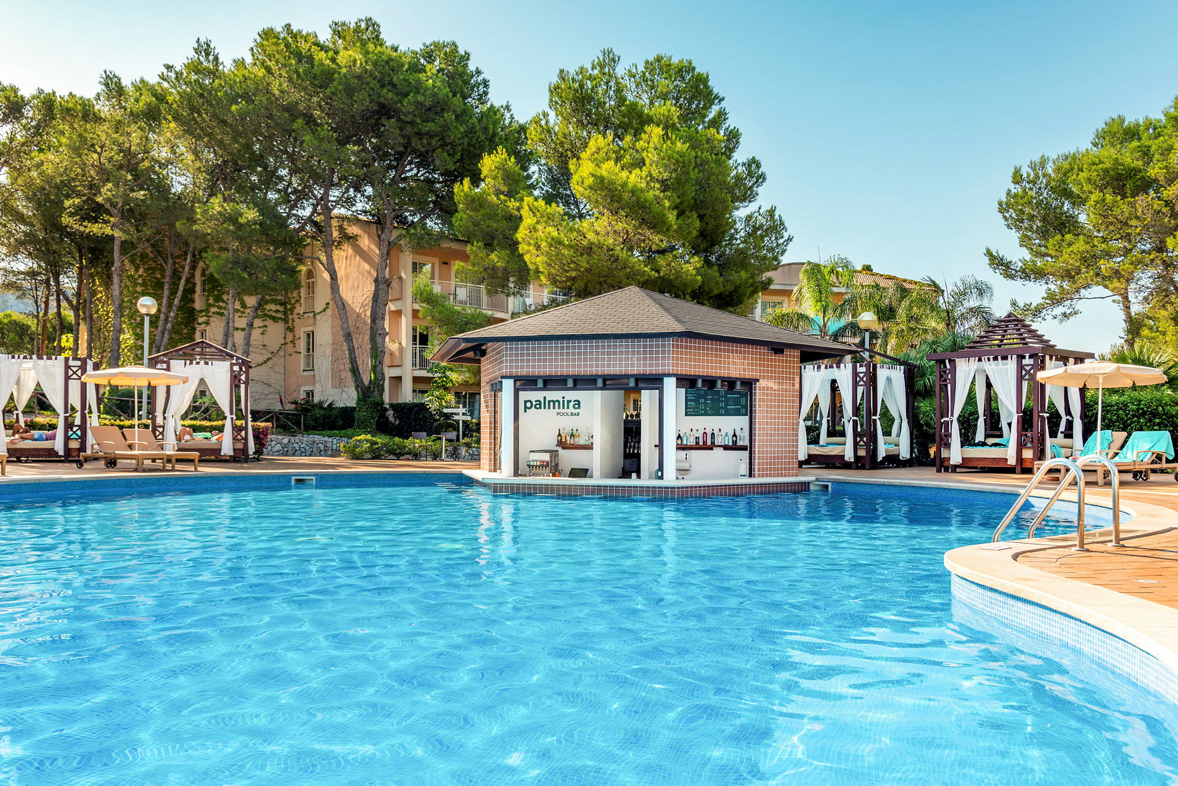 Bild på en utomhuspool med en poolbar och solstolar. (AI-genererad text)