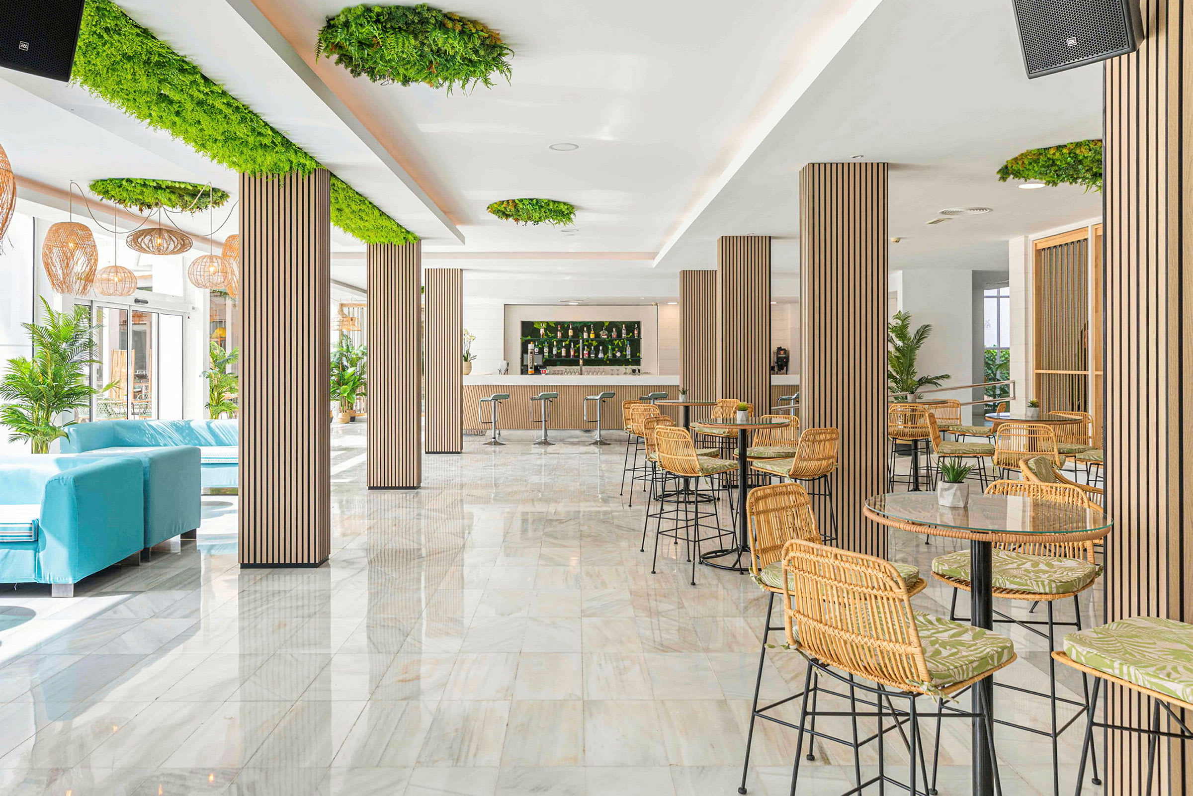 Interiör av en modern lounge med bord, stolar och en bar. (AI-genererad text)