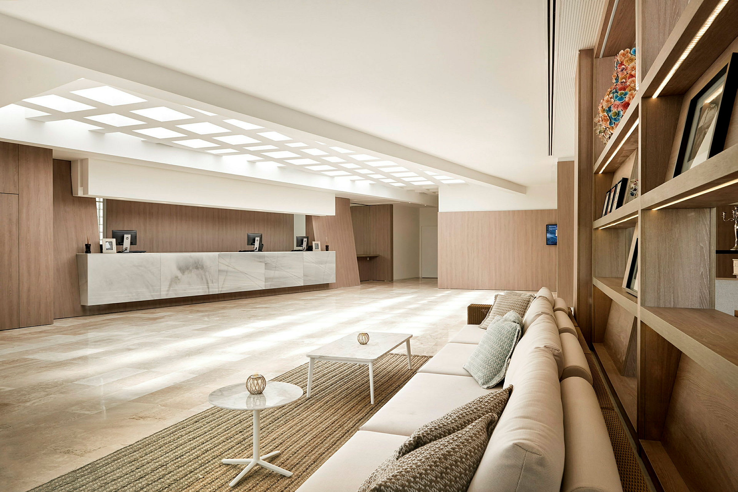 Bild av en modern hotellobby med en sittgrupp, ett receptionsområde och minimalistisk inredning. (AI-genererad text)