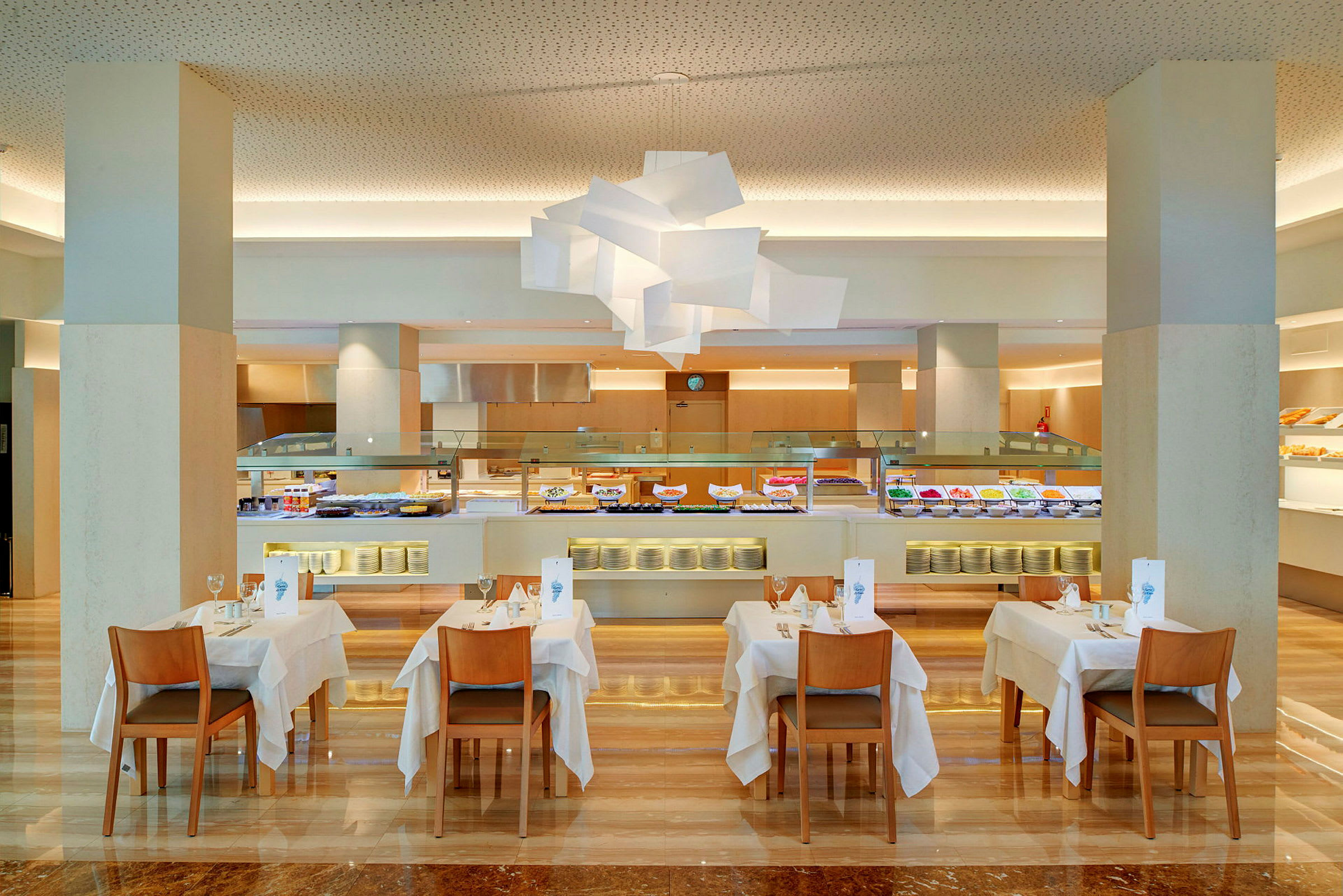 Bild av en bufférestaurang med dukade bord och en modern inredning. (AI-genererad text)