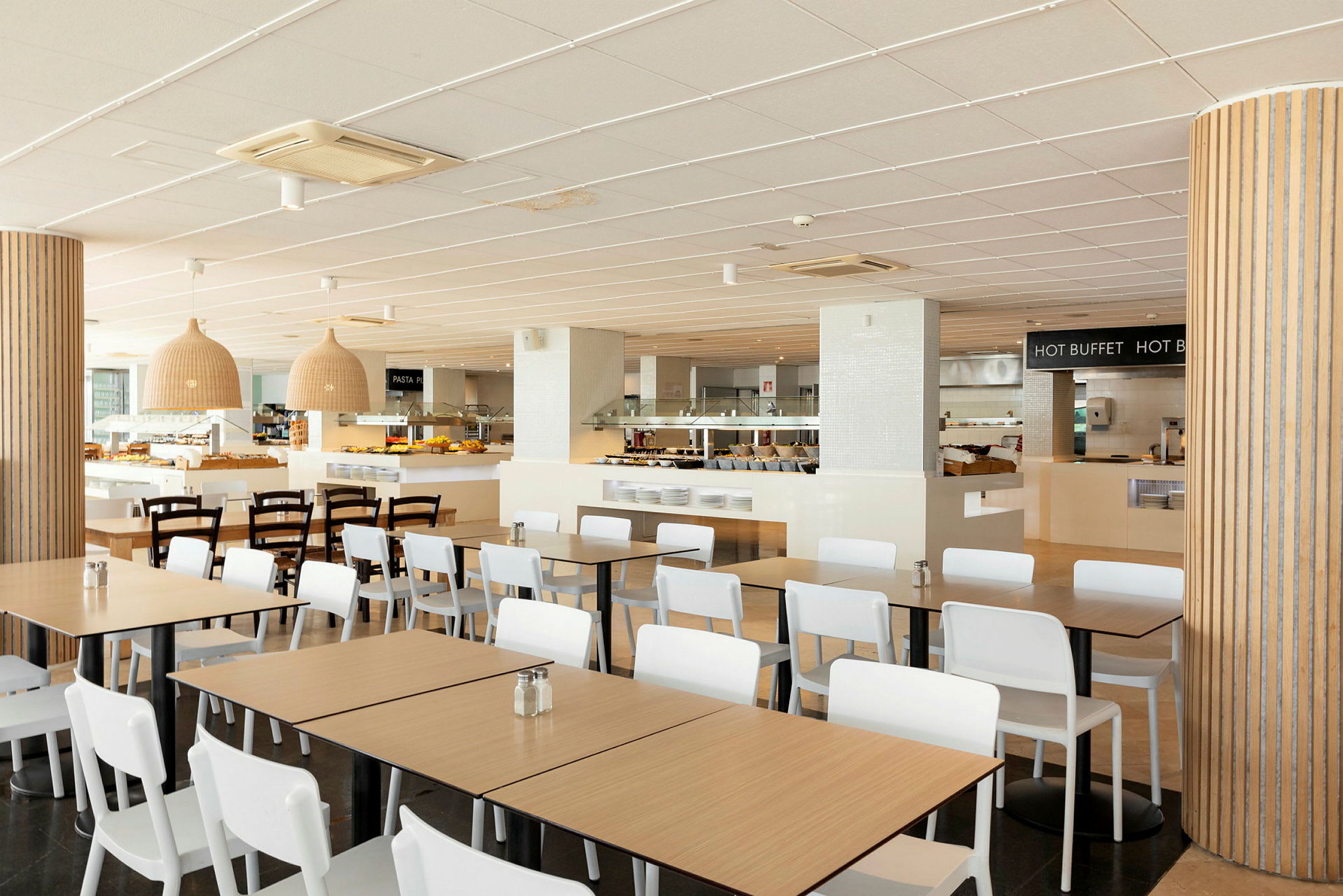 Restaurang med buffé och sittplatser. (AI-genererad text)