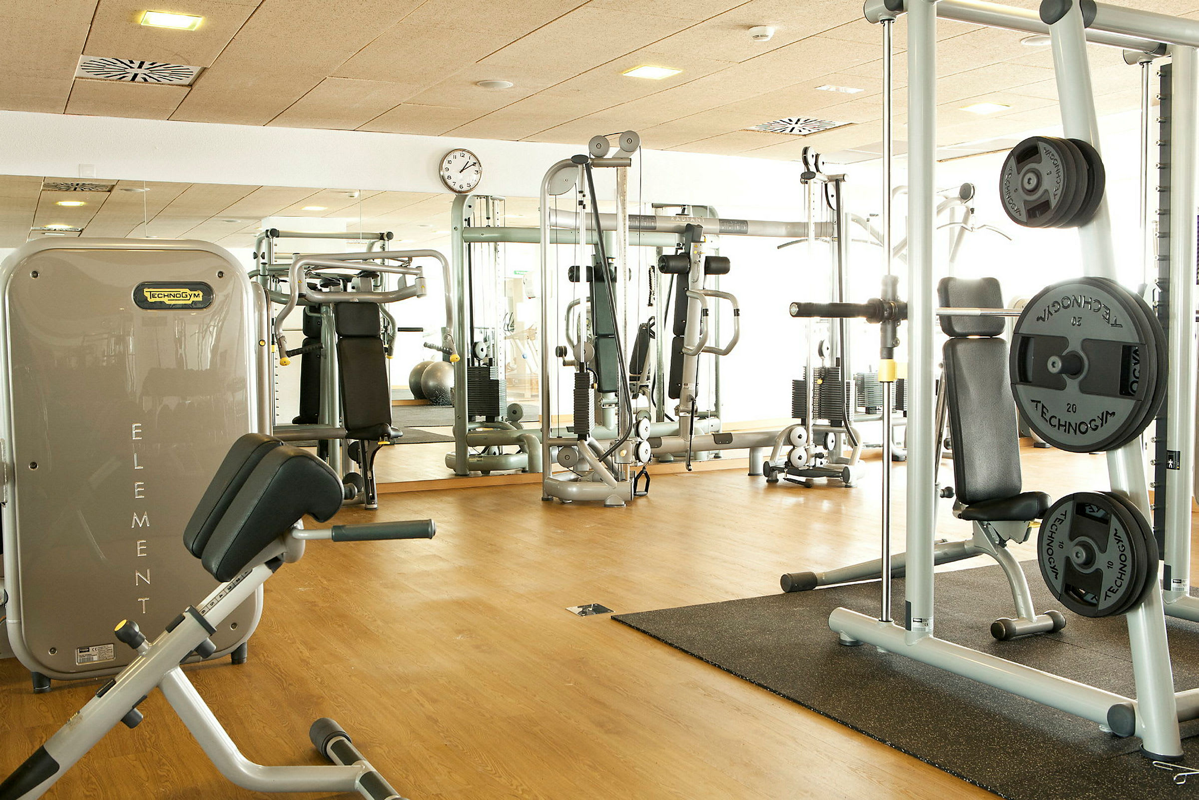 Interiörbild av ett gym med träningsmaskiner. (AI-genererad text)