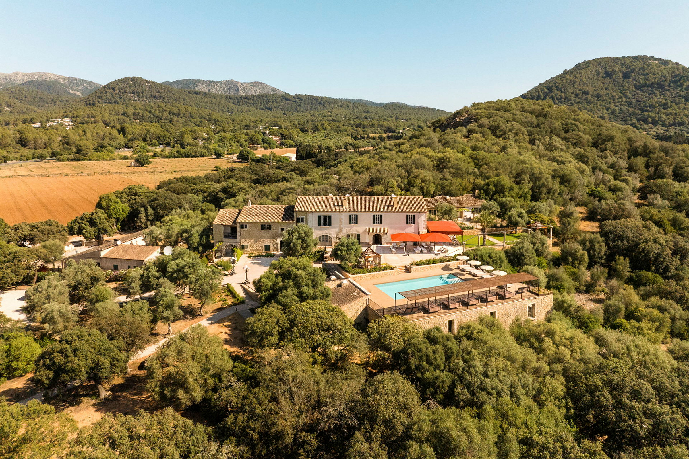 Lantlig villa med pool, omgiven av skogslandskap. (AI-genererad text)