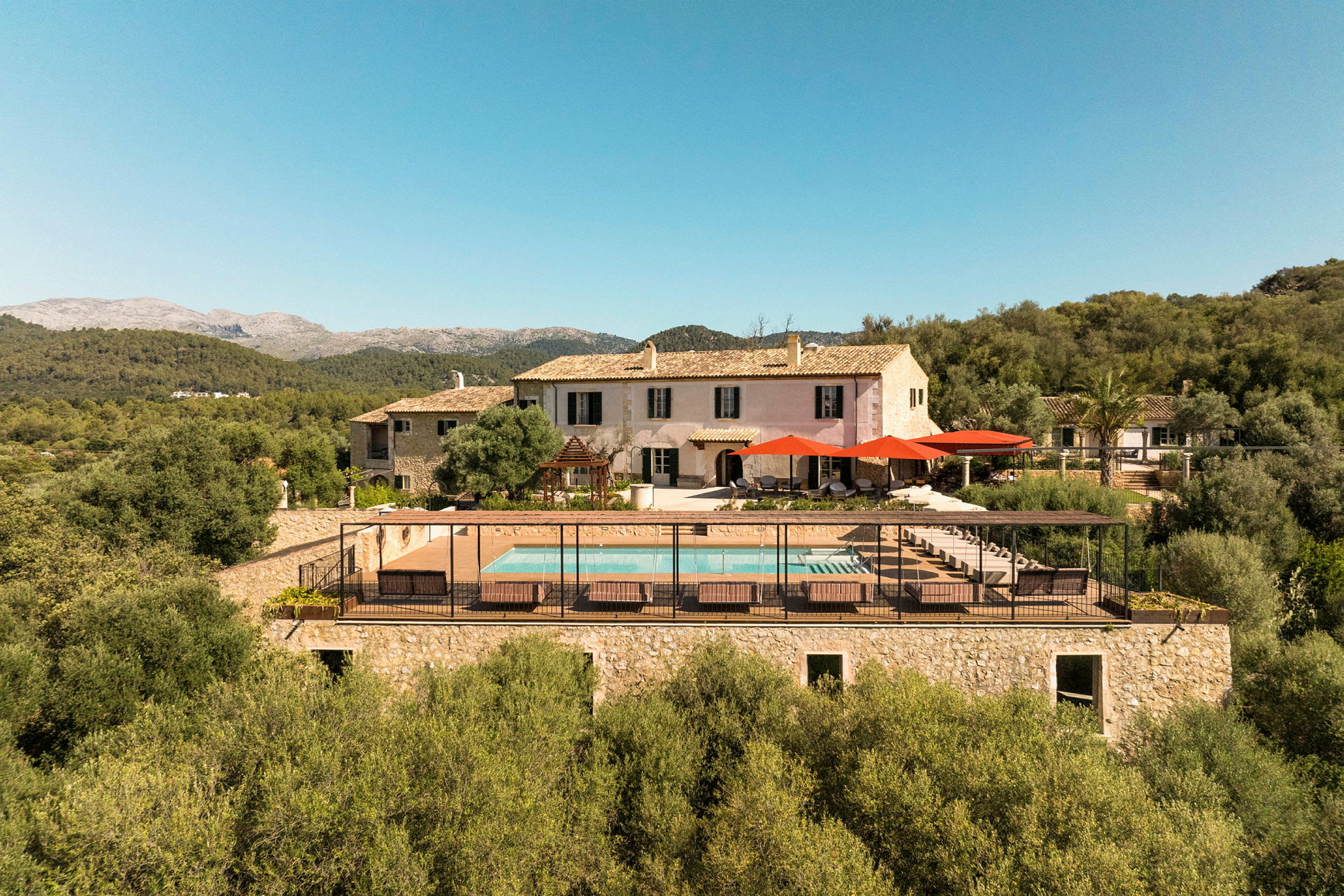 En villa med pool och omgivande grönska. (AI-genererad text)