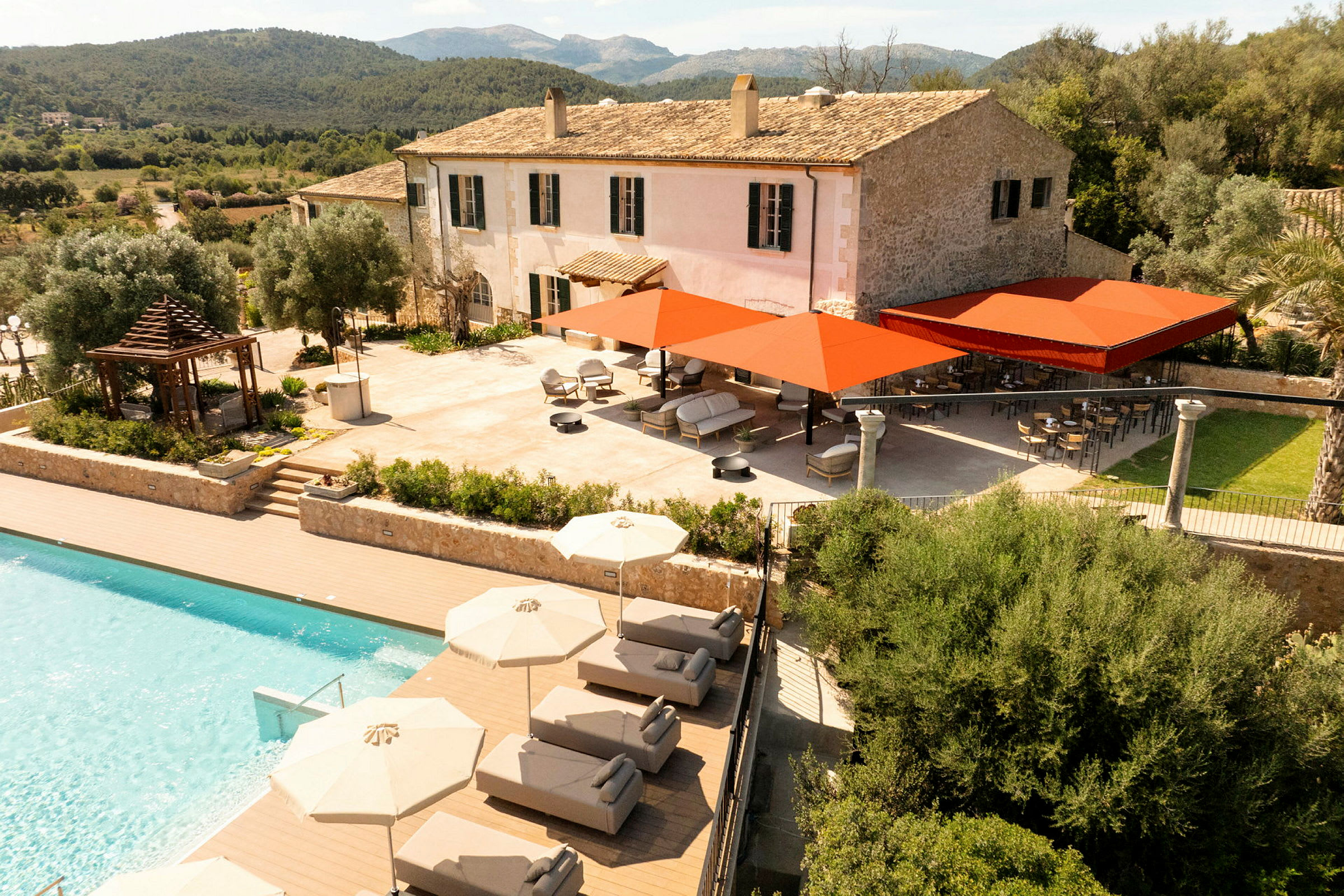 Bild av en villa med pool, omgiven av grönska. (AI-genererad text)