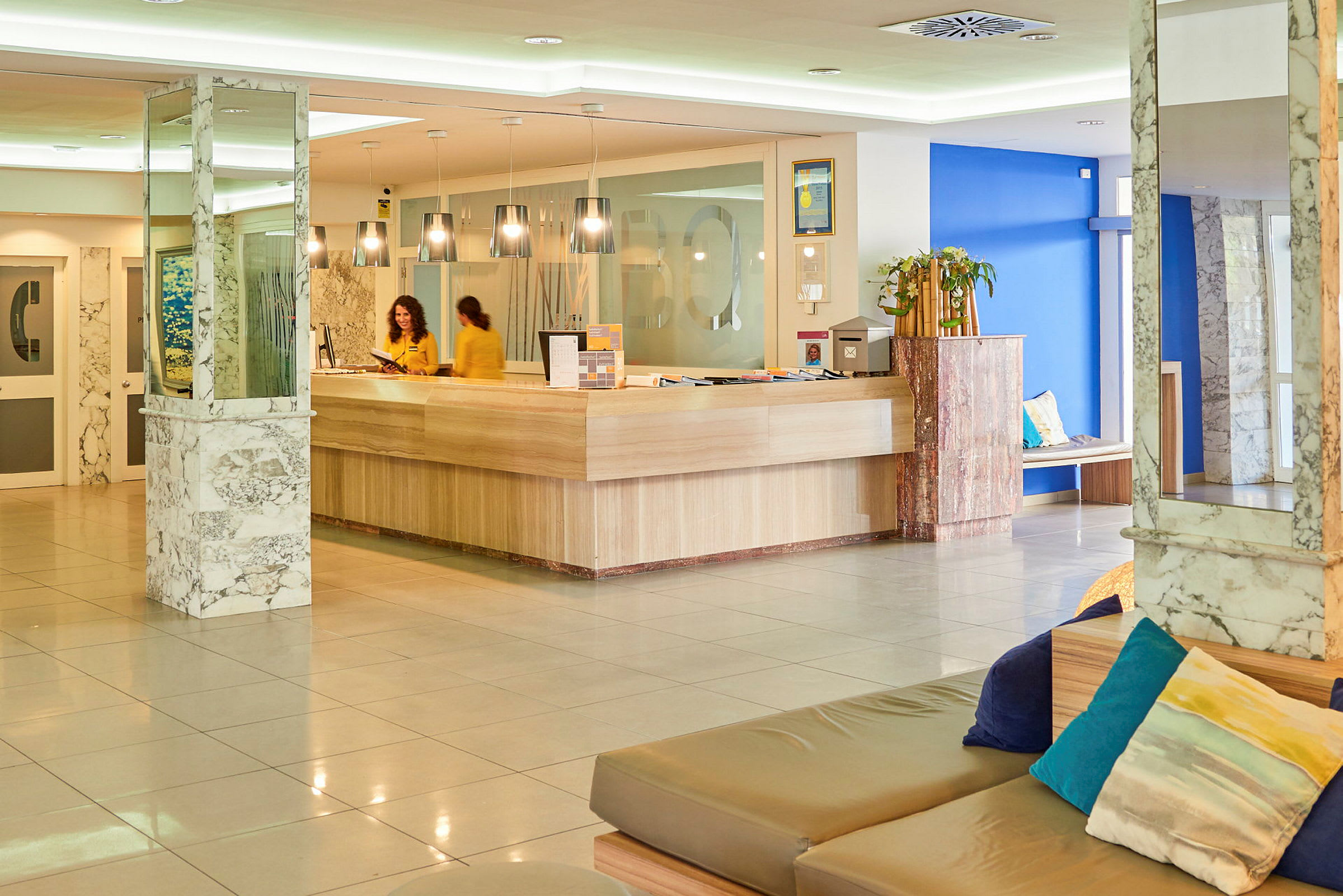 Reception i hotell med modern inredning och marmordekorationer. (AI-genererad text)