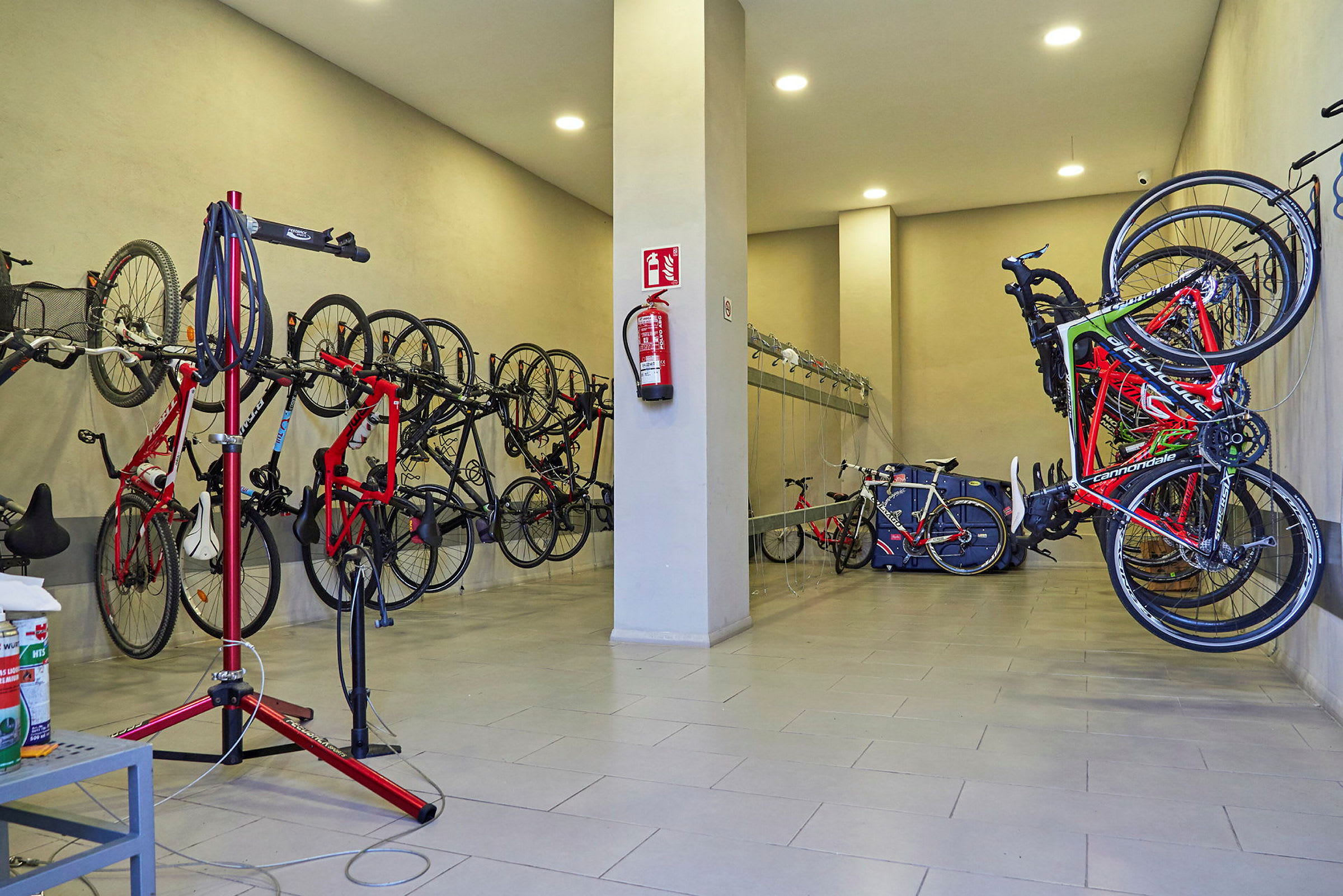 En källarlokal med flera cyklar upphängda på väggarna. (AI-genererad text)