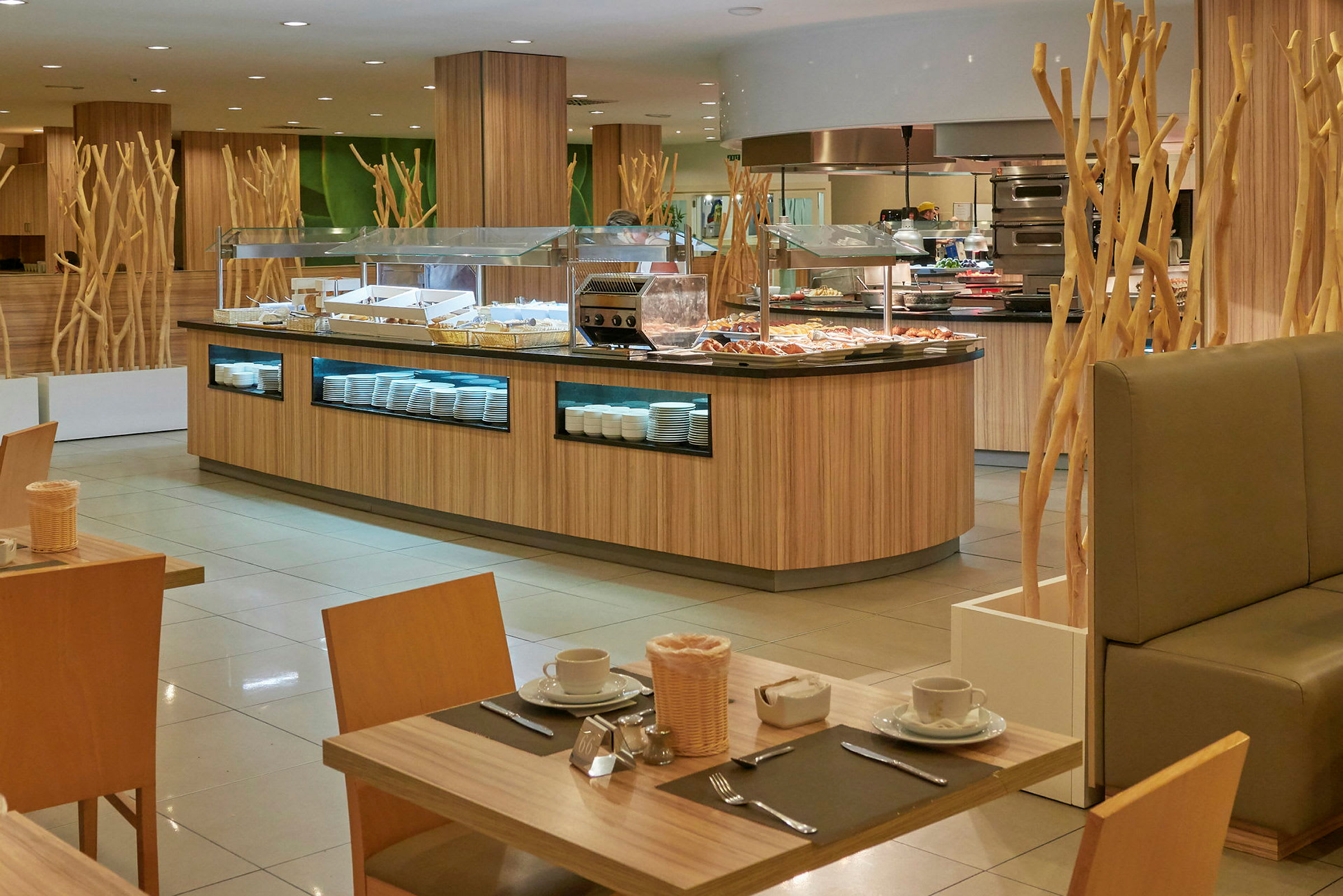 Hotellrestaurang med dukade bord och en bufféservering. (AI-genererad text)