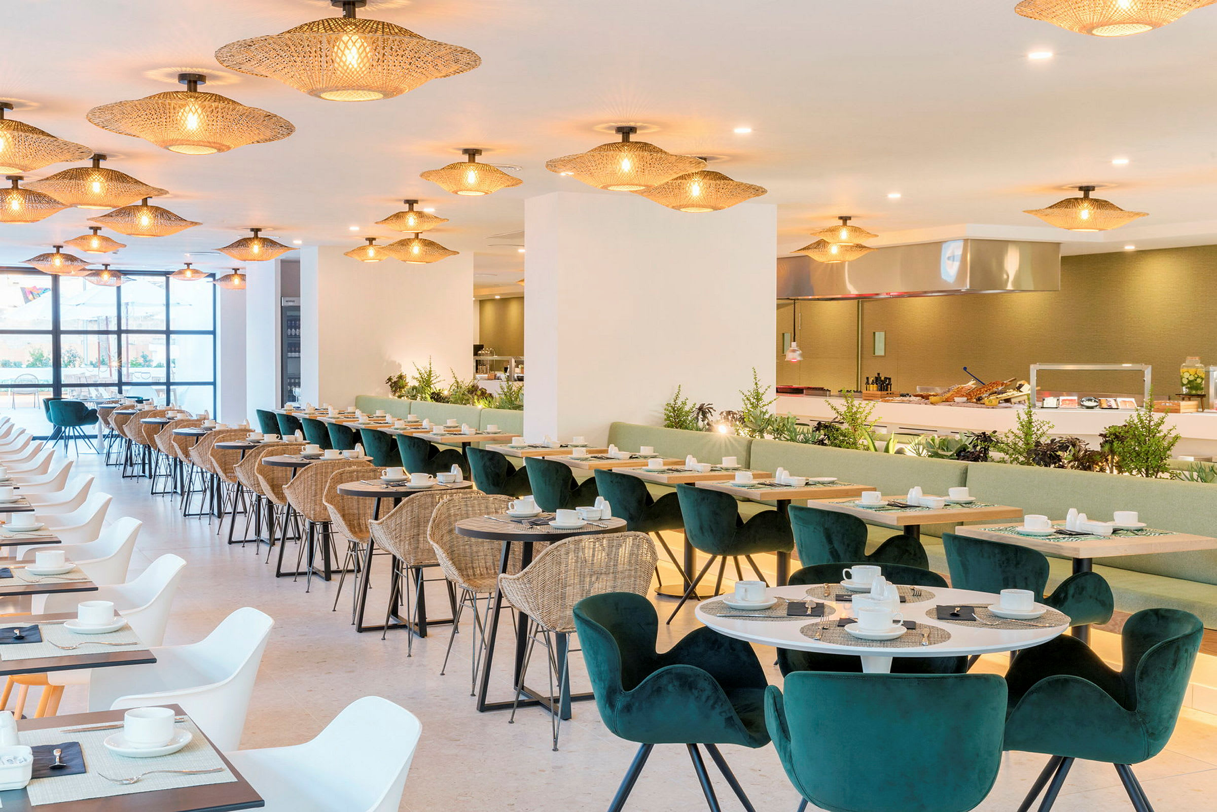 Restaurang med sittplatser, bord och belysning. (AI-genererad text)
