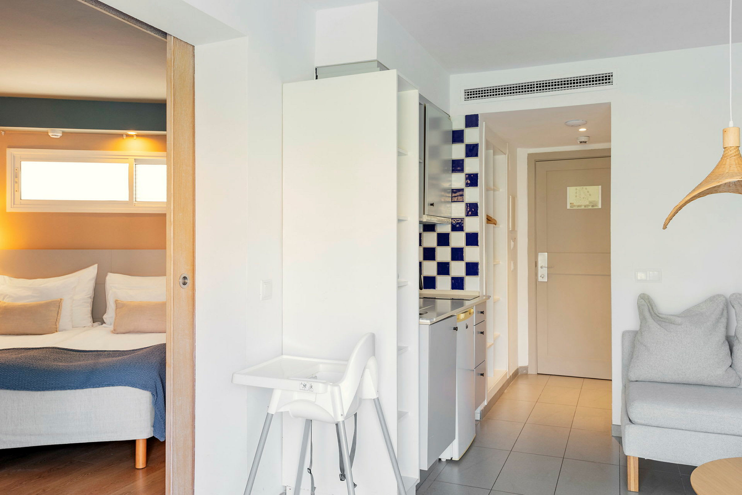 En hotellrum med kök, matplats och sovalkov. (AI-genererad text)