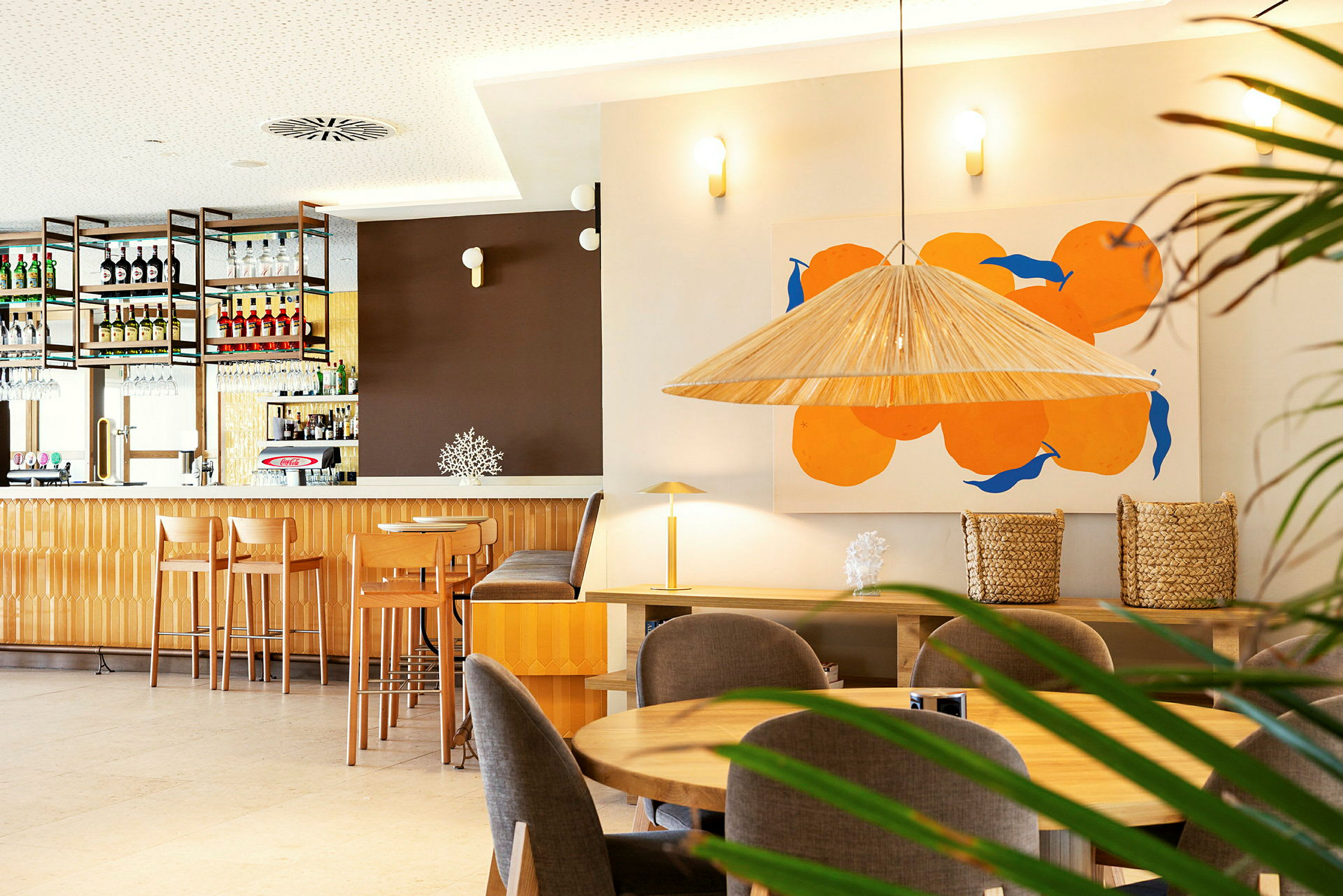 Interiör av en bar med modernt möblemang och dekorativa orangefärgade mönster på väggen. (AI-genererad text)