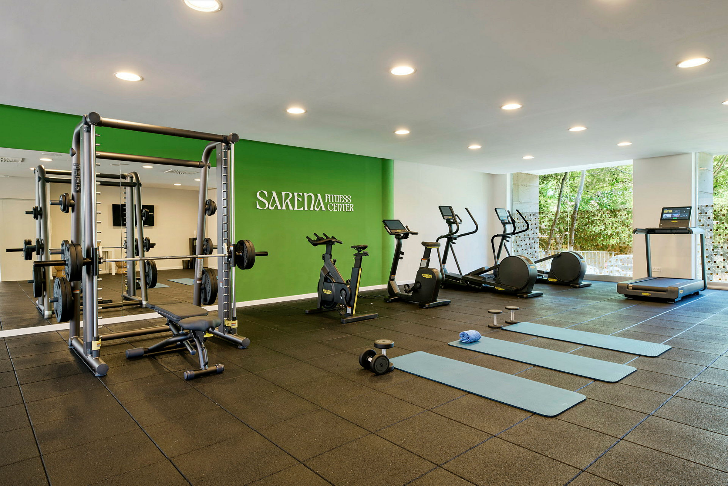 Gym med träningsmaskiner och träningsmattor. (AI-genererad text)