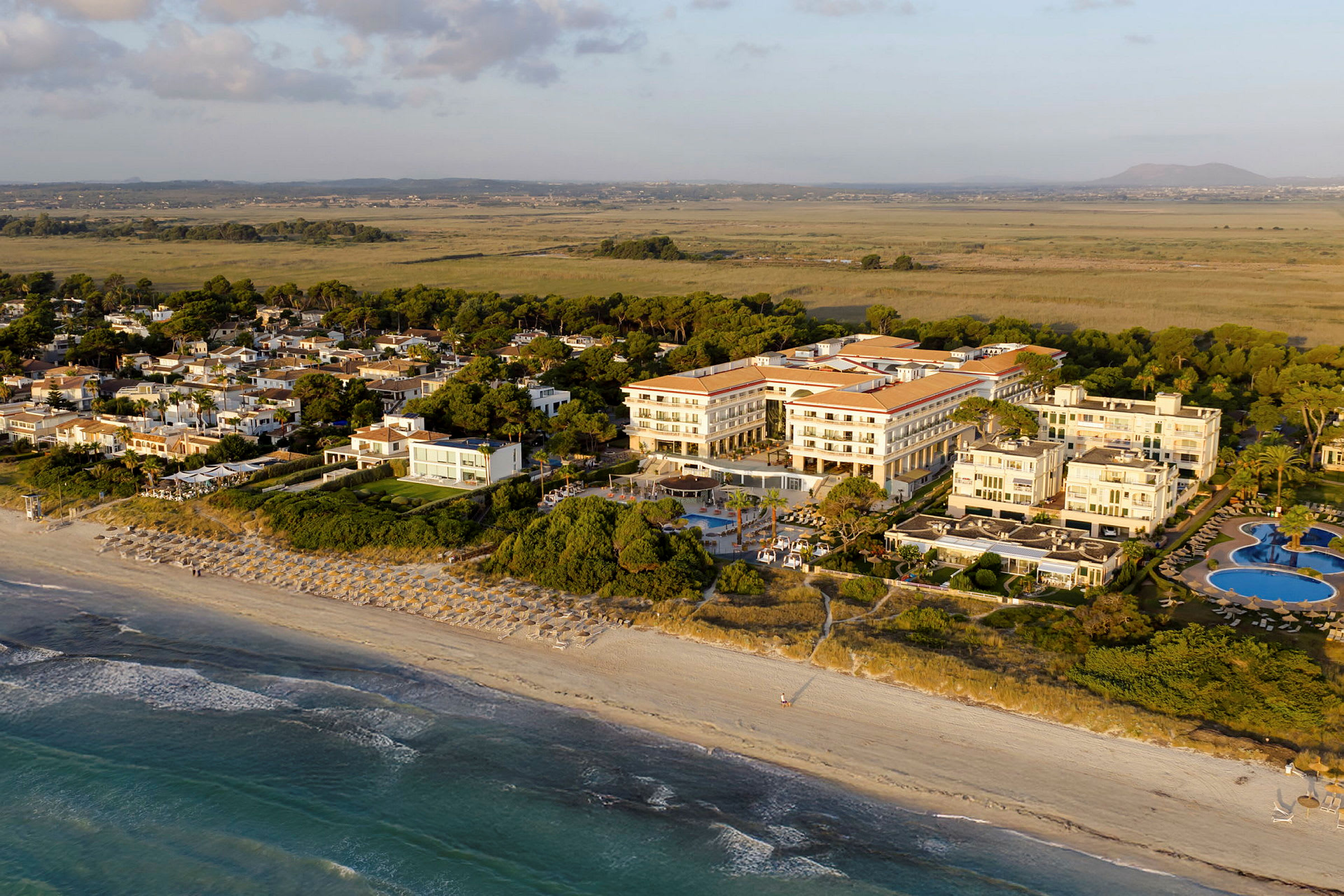 Flygfoto av ett hotellkomplex nära stranden. (AI-genererad text)