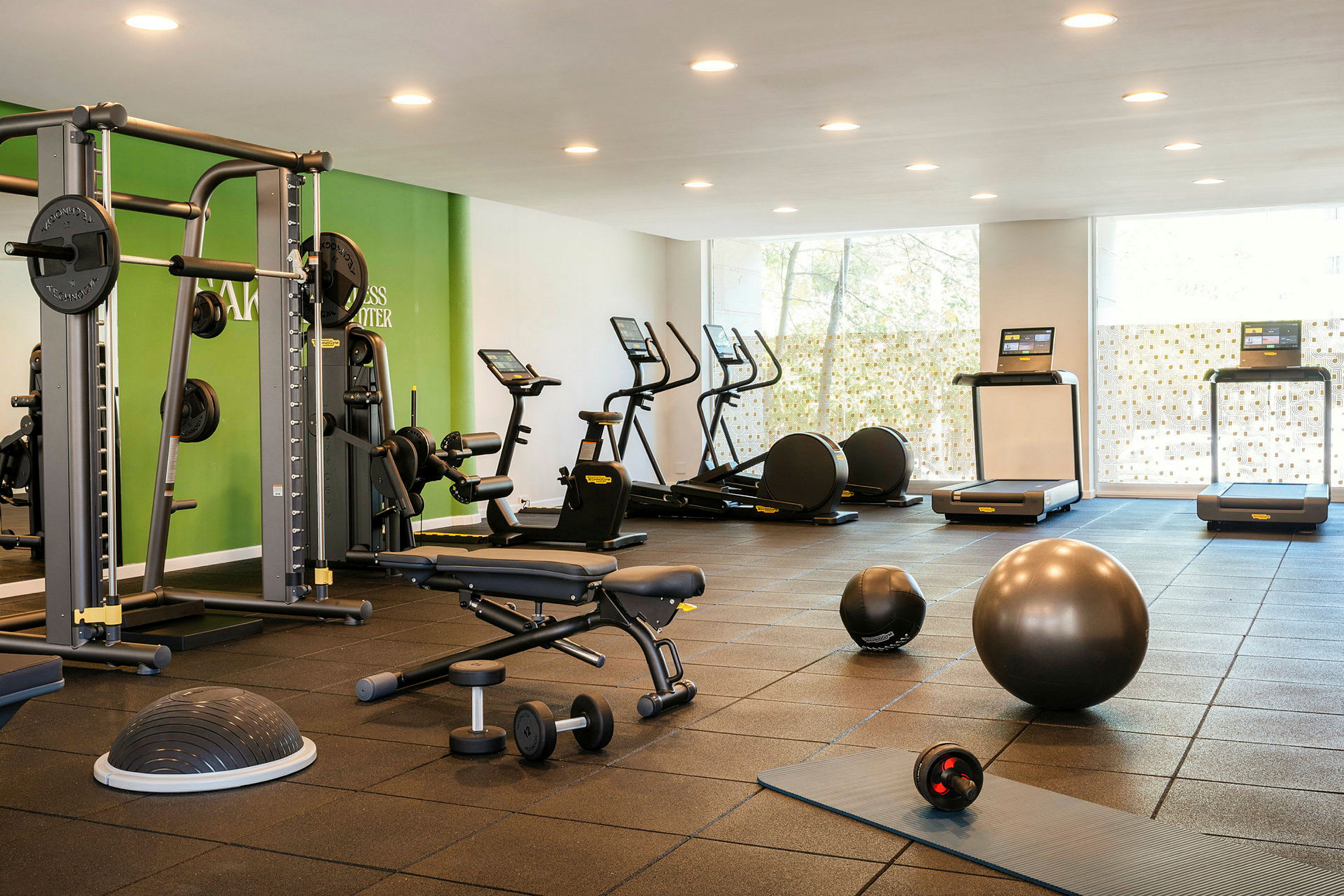 Ett gym utrustat med moderna träningsmaskiner och redskap. (AI-genererad text)