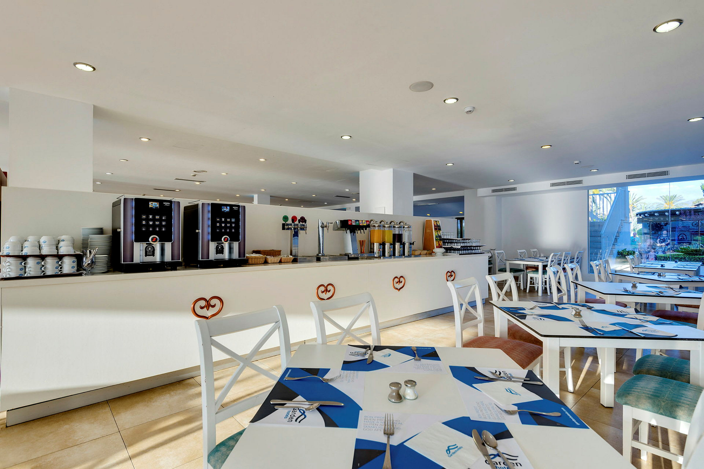 Bild av en restaurang med bordsdukade bord och en självserveringsbuffé. (AI-genererad text)