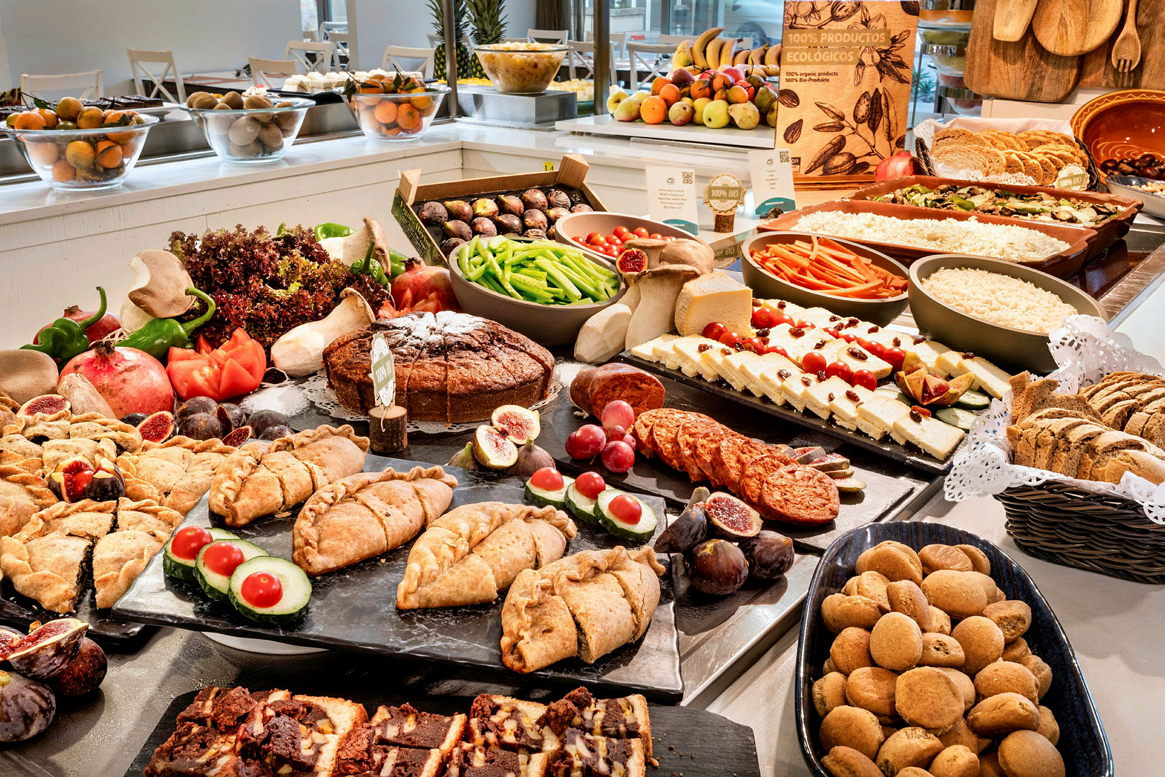 Buffé med olika matvaror såsom grönsaker, bröd och desserter. (AI-genererad text)