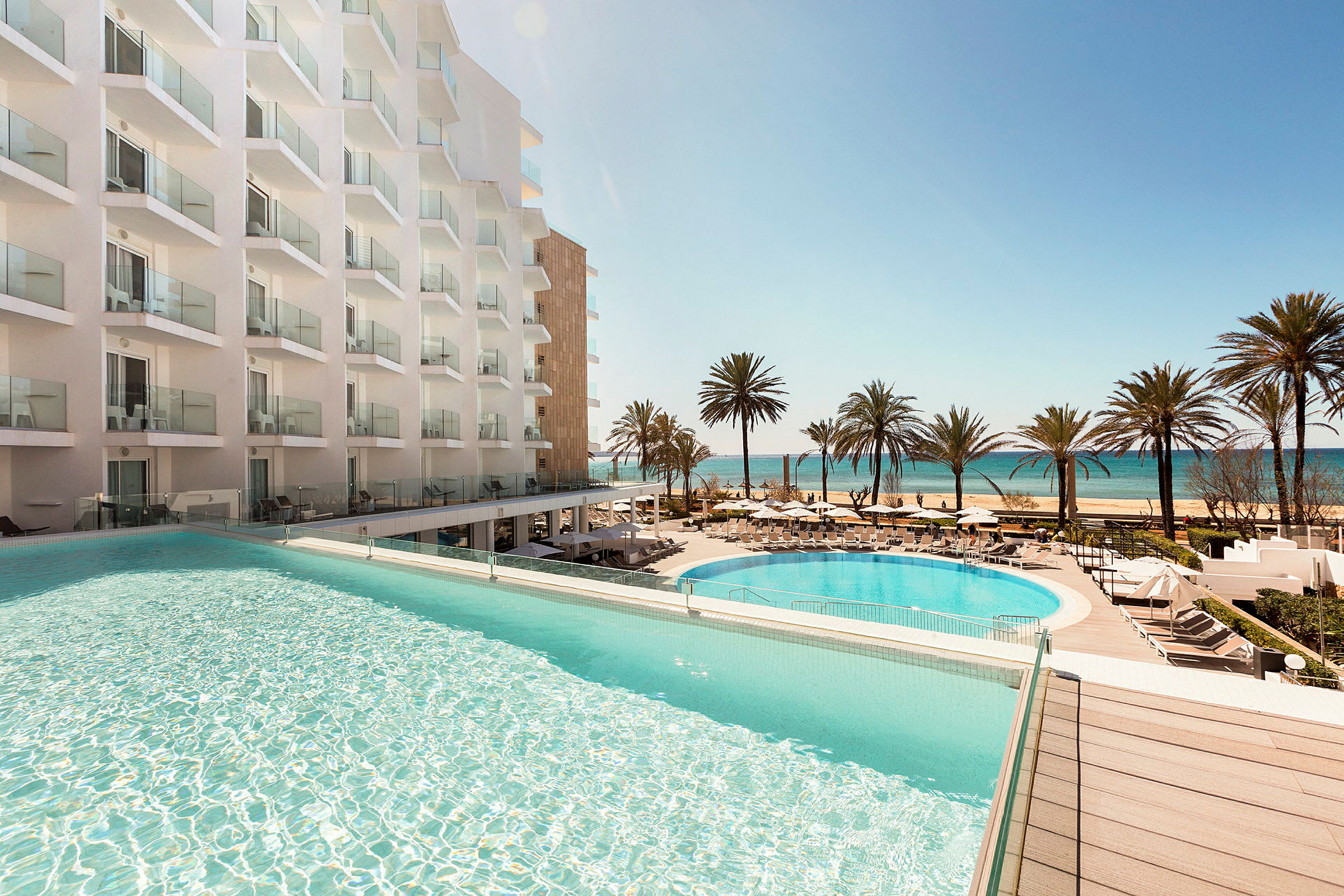 Hotel med pool och utsikt över stranden och havet. (AI-genererad text)