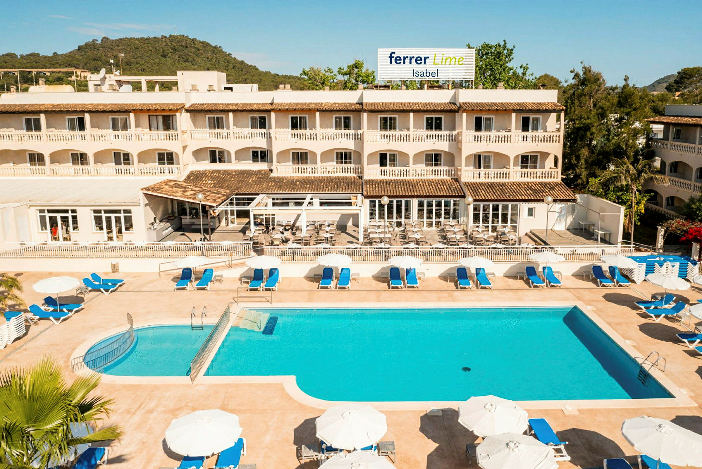 Ett hotell sett framifrån med pool och solstolar framför byggnaden. Byggnaden har vita balkonger och en skylt som säger "ferrer Lime Isabel". (AI-genererad text)