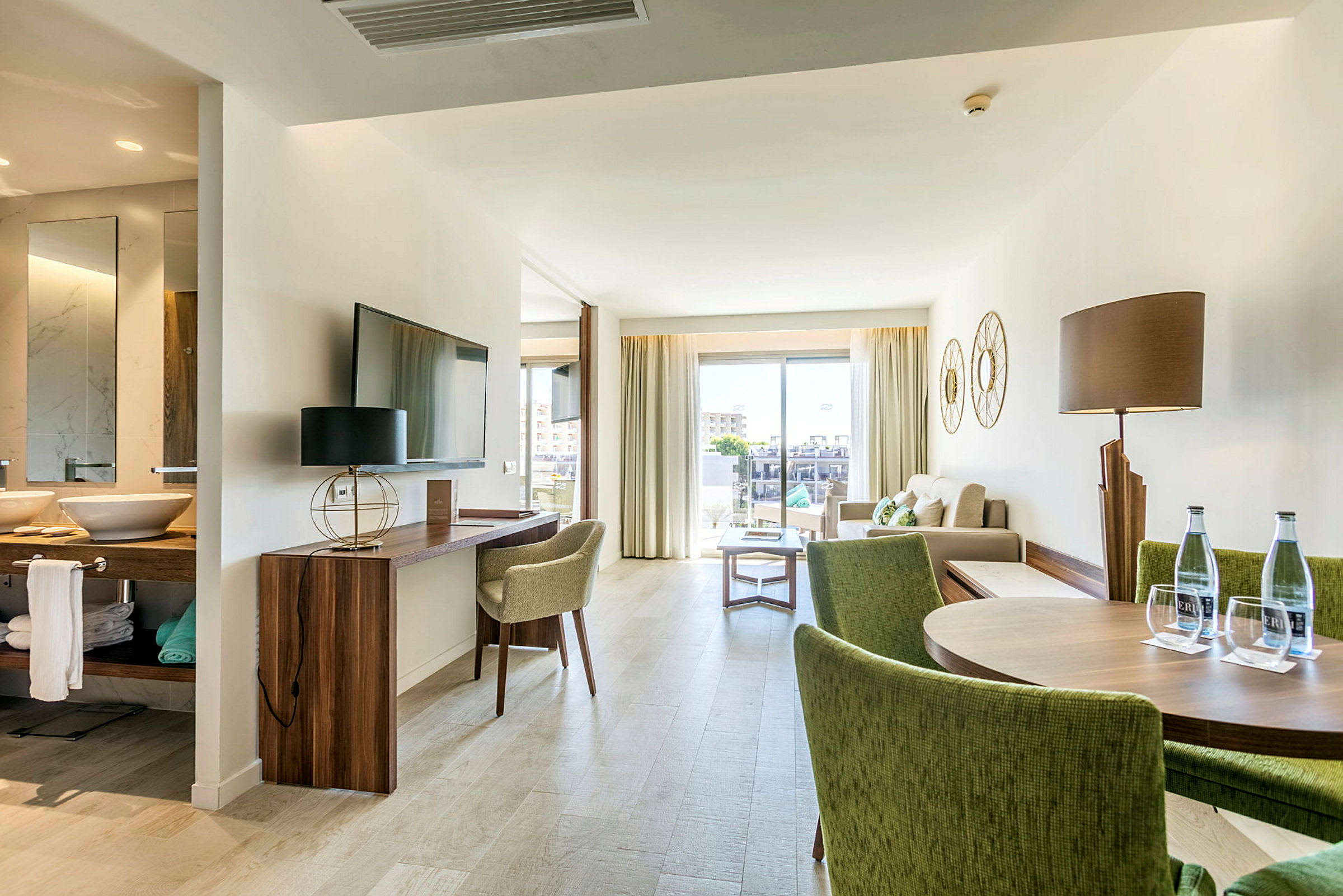Modernt hotellrum med sittgrupp och matplats. (AI-genererad text)