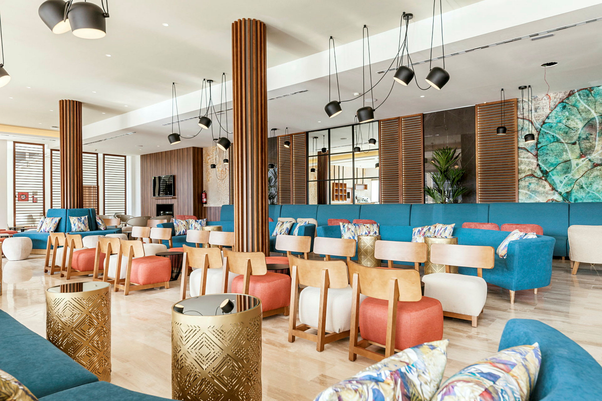 En rymlig och välinredd loungemiljö med färgglada möbler och moderna inredningsdetaljer. (AI-genererad text)