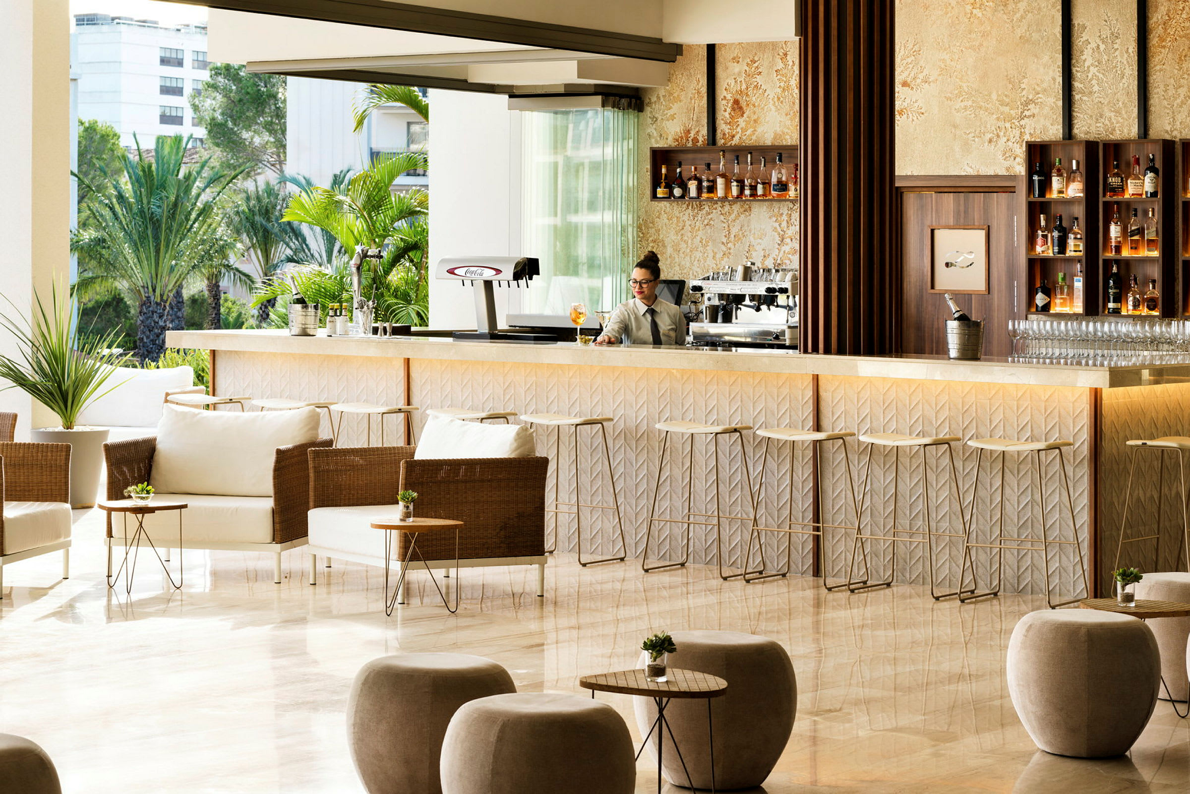 Elegant hotellbar med sittplatser och inredning. (AI-genererad text)
