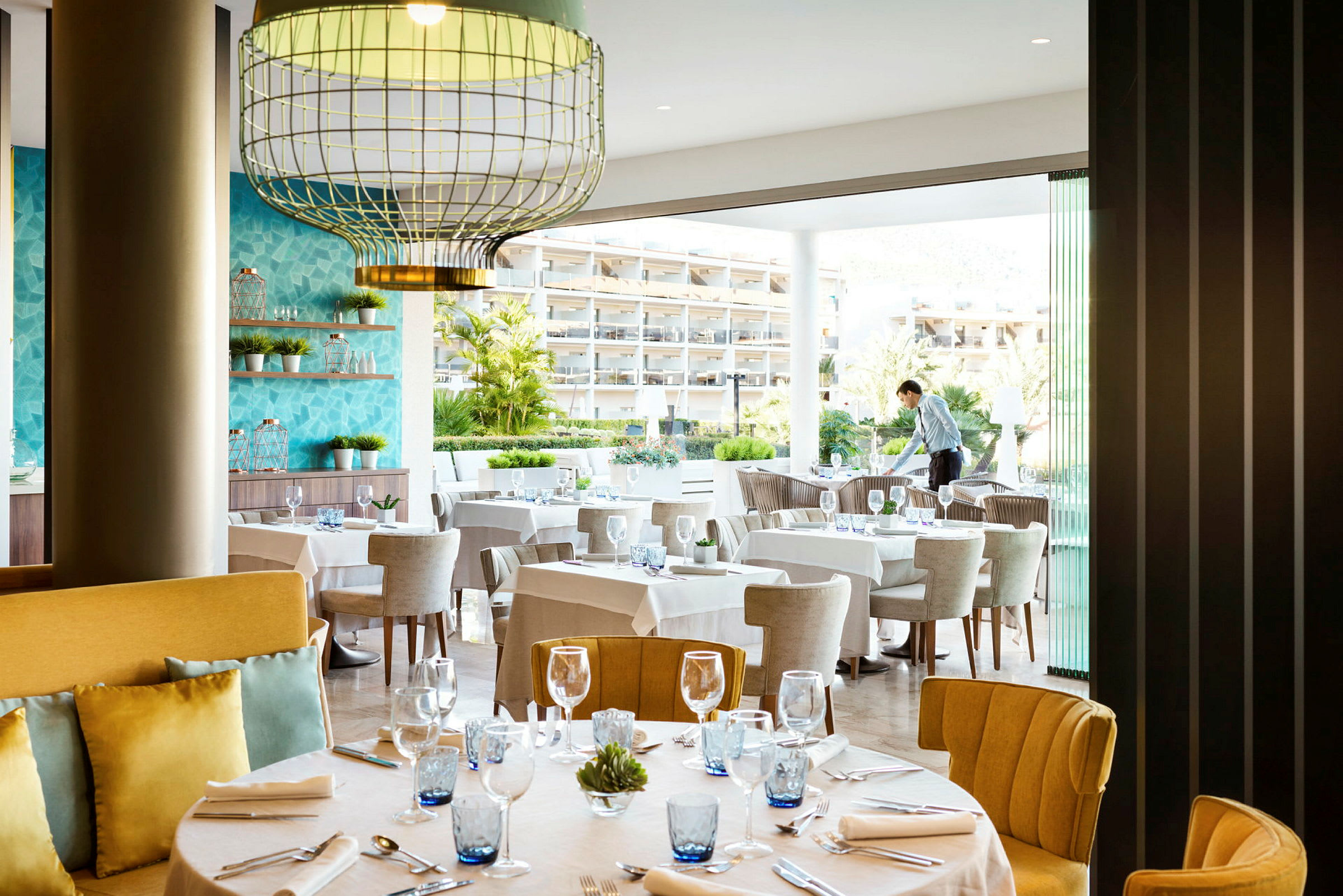 Restaurang med dukade bord och elegant inredning. (AI-genererad text)