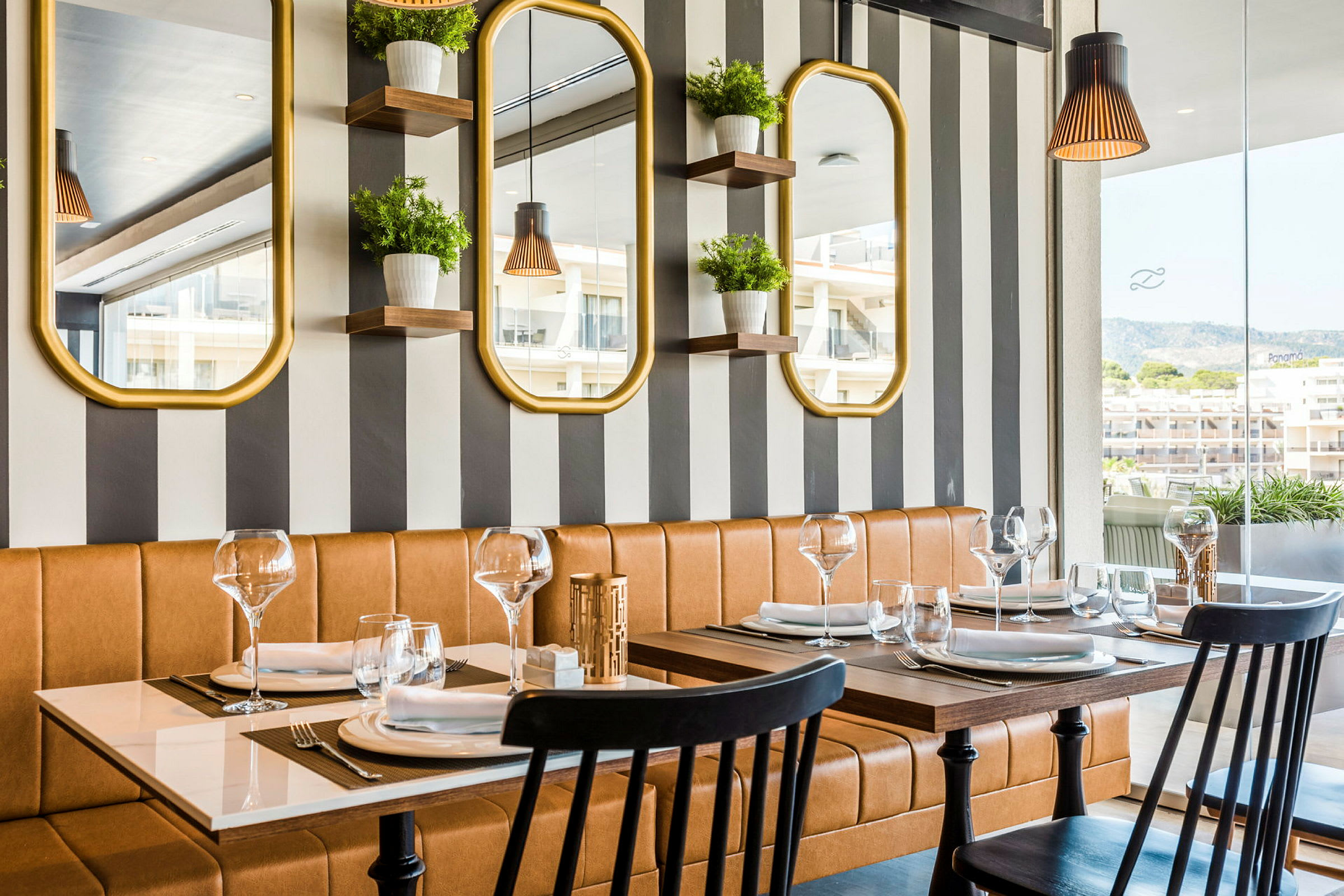 Modernt inredd restaurang med randigt väggmönster och speglar. (AI-genererad text)